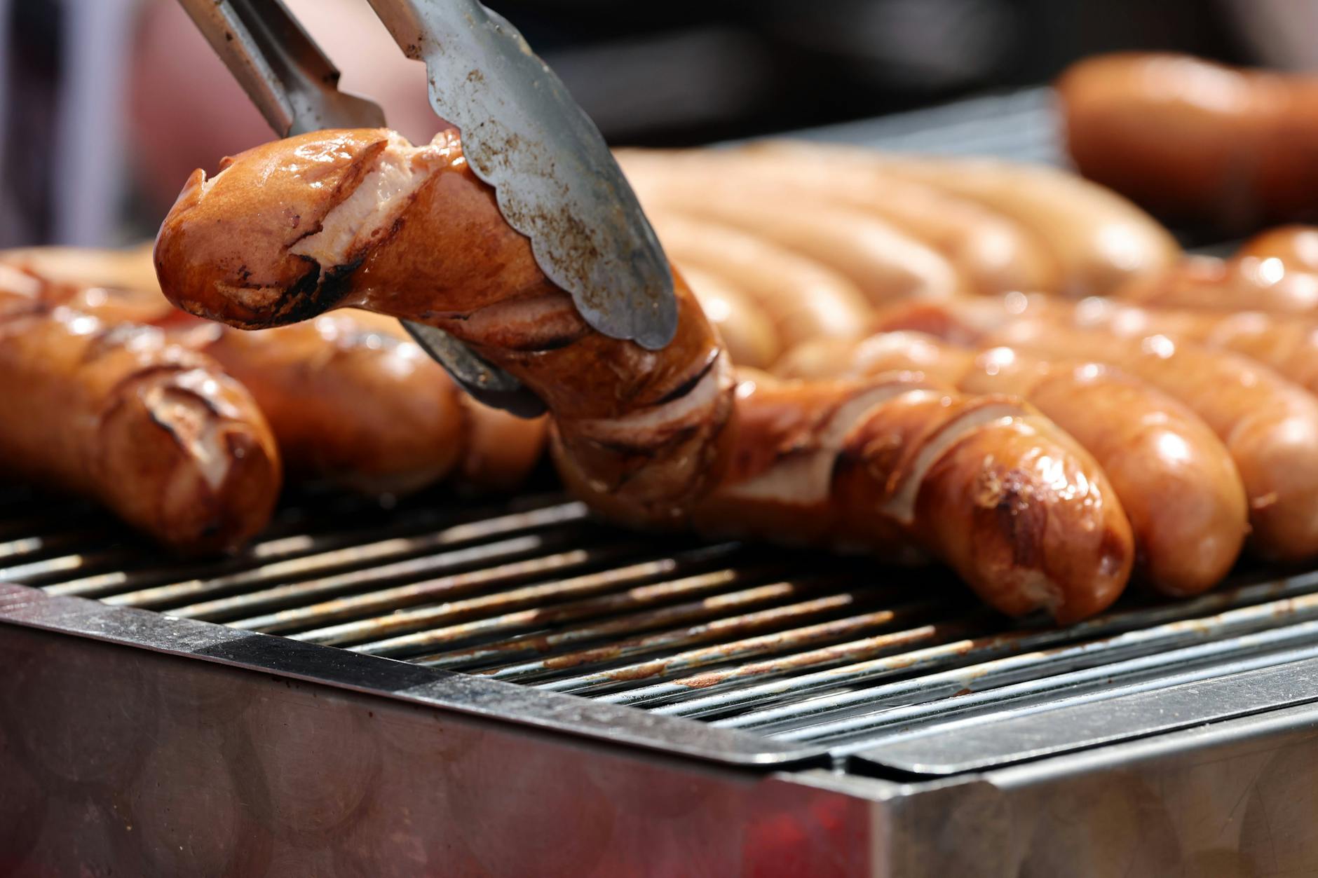 Wegen einer Bratwurst legte sich der 18-Jährige erst mit den Wurstverkäufern und dann mit der Polizei an.