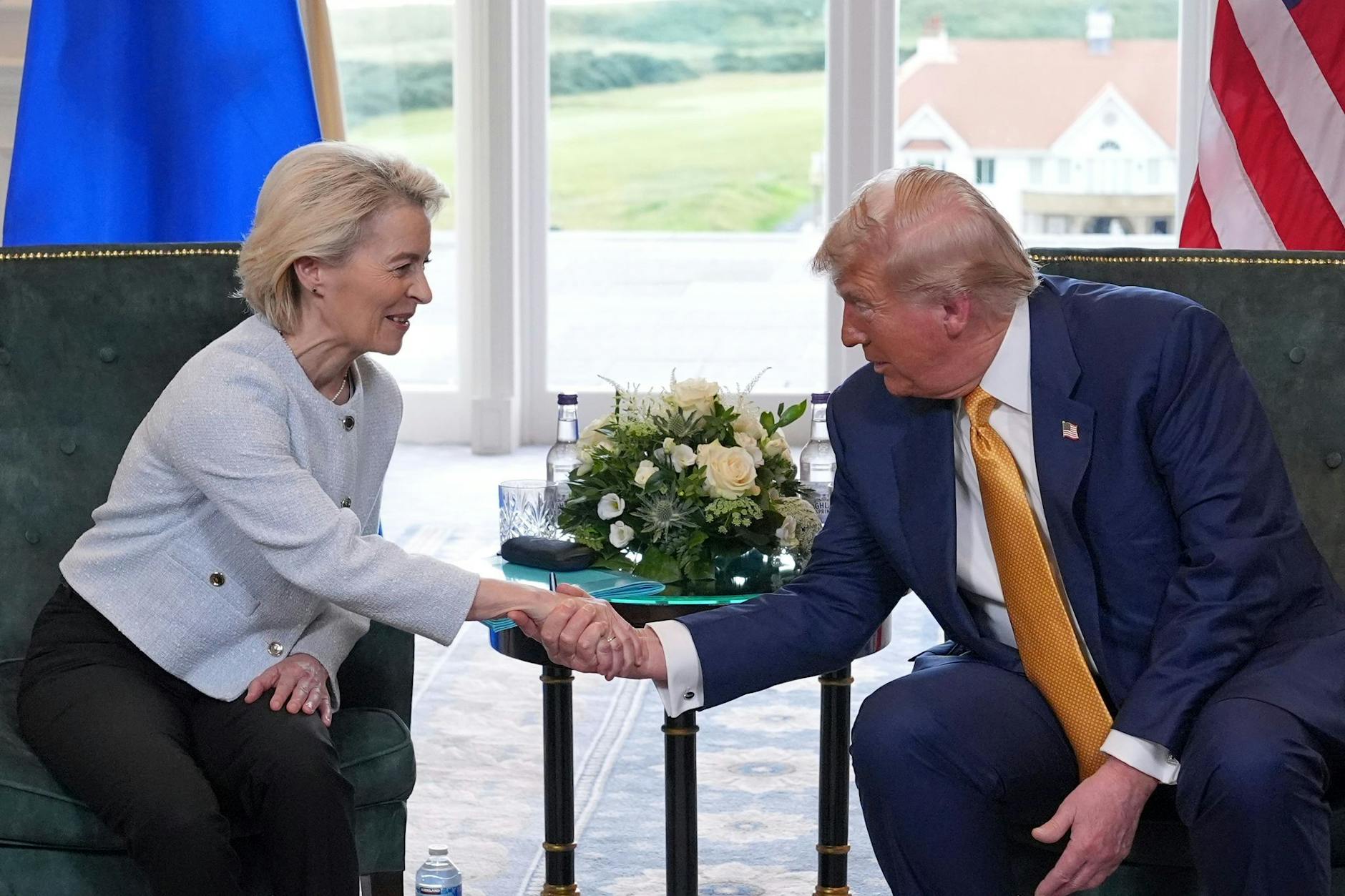 US-Präsident Donald Trump und EU-Kommissionspräsidentin Ursula von der Leyen schließen einen Zolldeal.