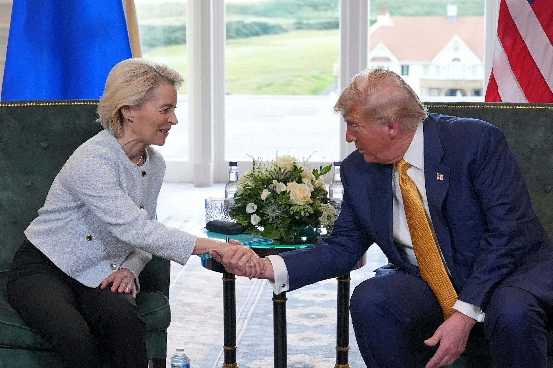 US-Präsident Donald Trump und EU-Kommissionspräsidentin Ursula von der Leyen schließen einen Zolldeal.