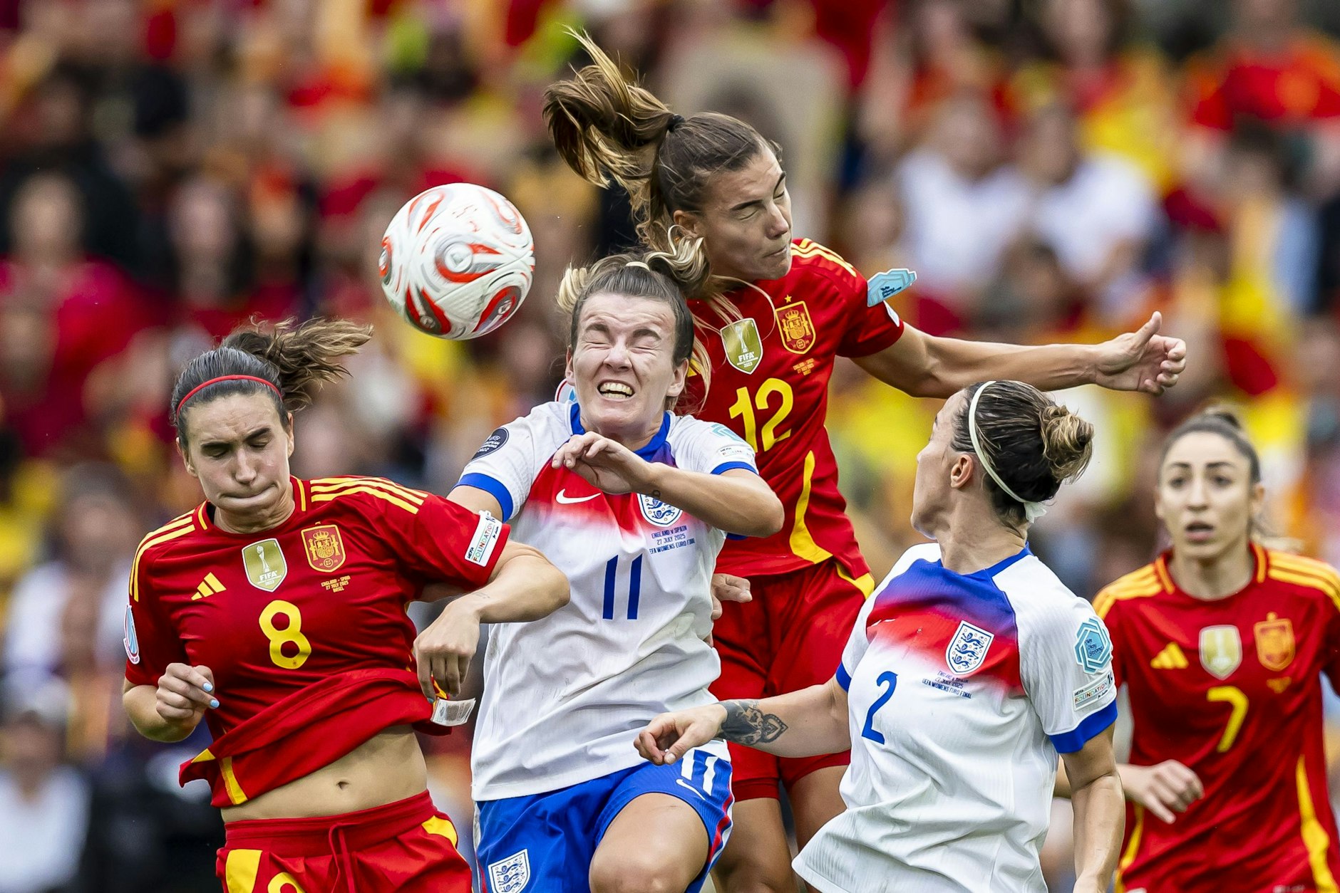Kampf um den Ball über 120 Minuten. Am Ende jubelten die Frauen aus England.