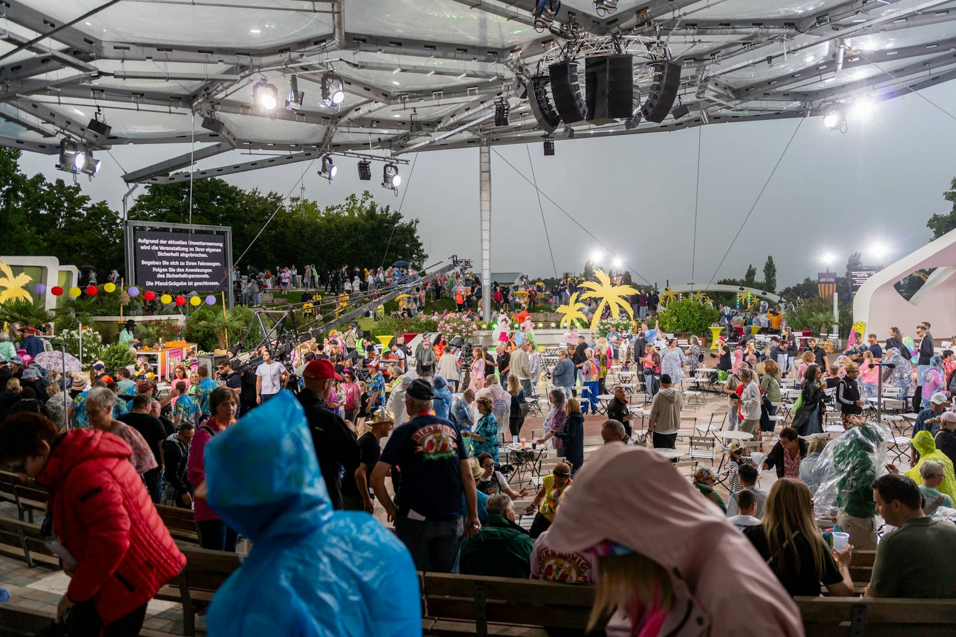 Unwetter gleich in der ersten Viertelstunde des ZDF-Fernsehgartens. Zuschauer verlassen Fernsehgarten-Arena auf dem Lerchenberg in Mainz.
