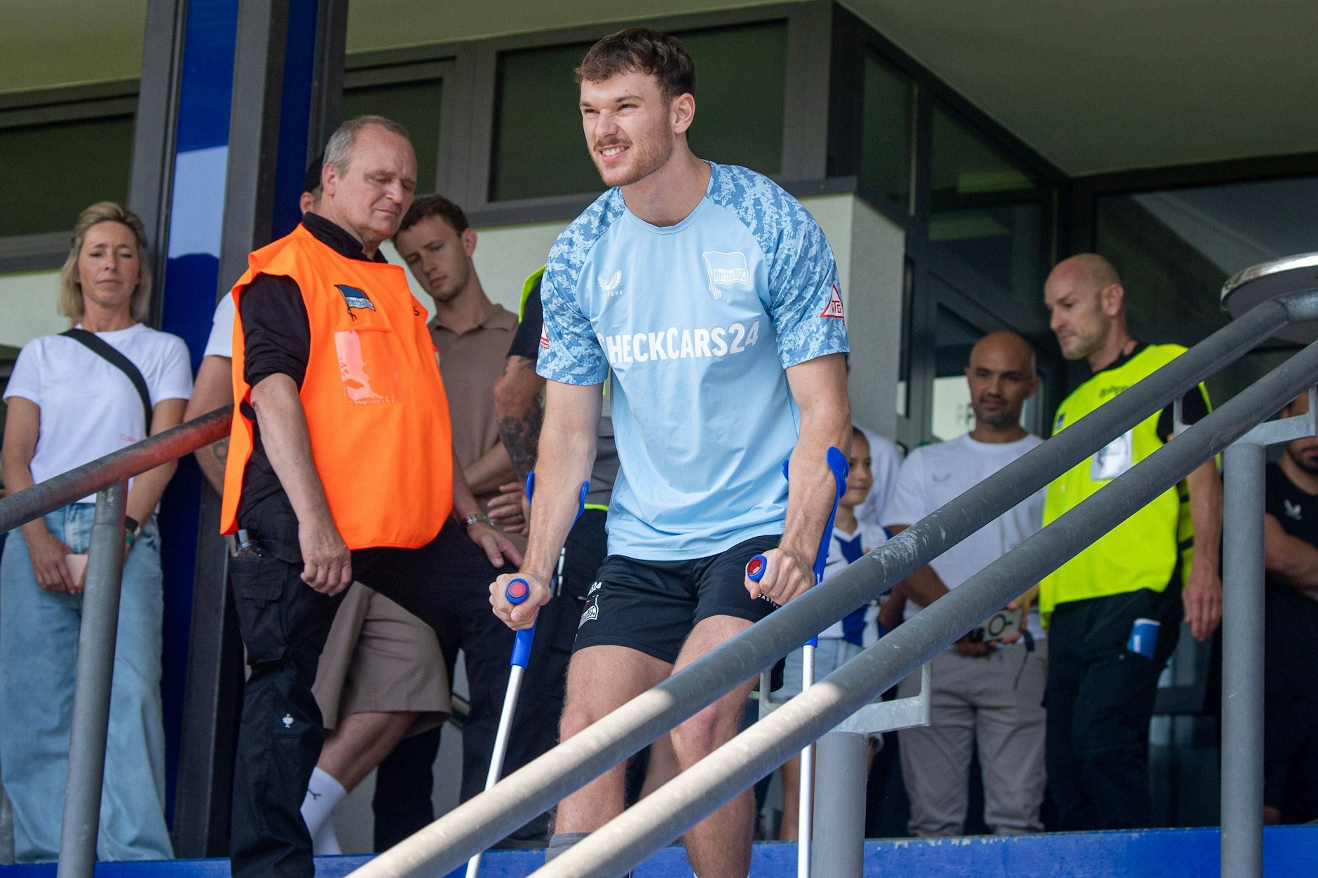Hertha-Verteidiger Pascal Klemens läuft nach seiner Knöchel-OP erst mal an Krücken und fällt bis in den Spätherbst aus.