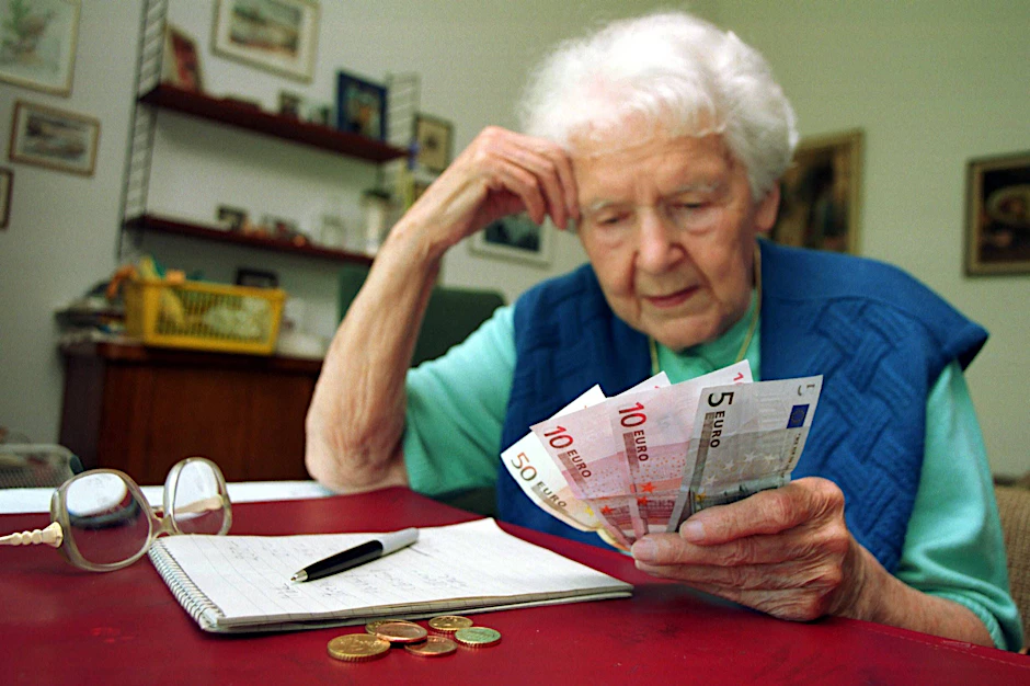 Frauen haben in der Regel viel weniger Rente als Männer. Sie müssen viel mehr mit dem Geld haushalten.