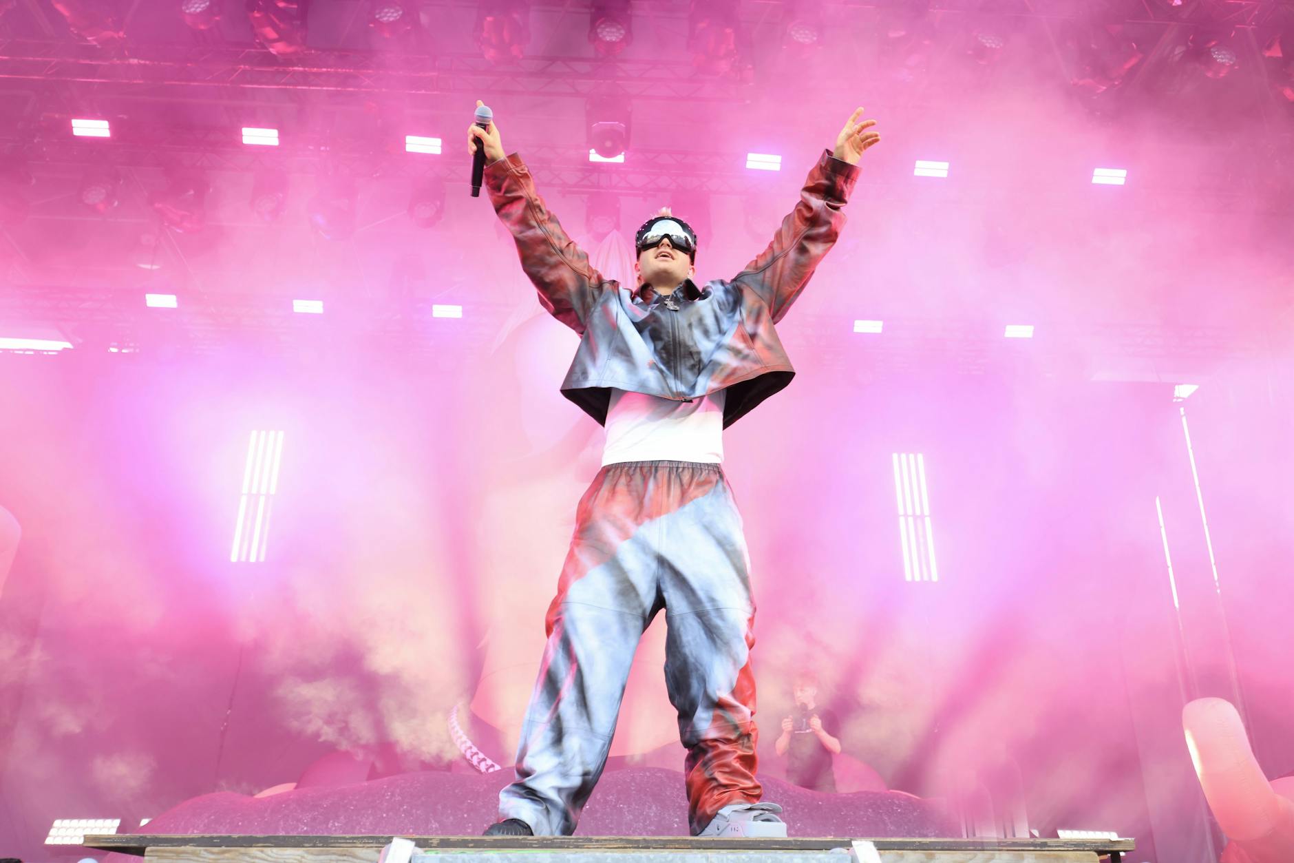 Ski Aggu am 26. Juli 2025 auf der Bühne der Berliner Wuhlheide, mit Fußorthese aber ungebremster Energie: „Ihr könnt alles machen, solange ihr keinen abfuckt!“