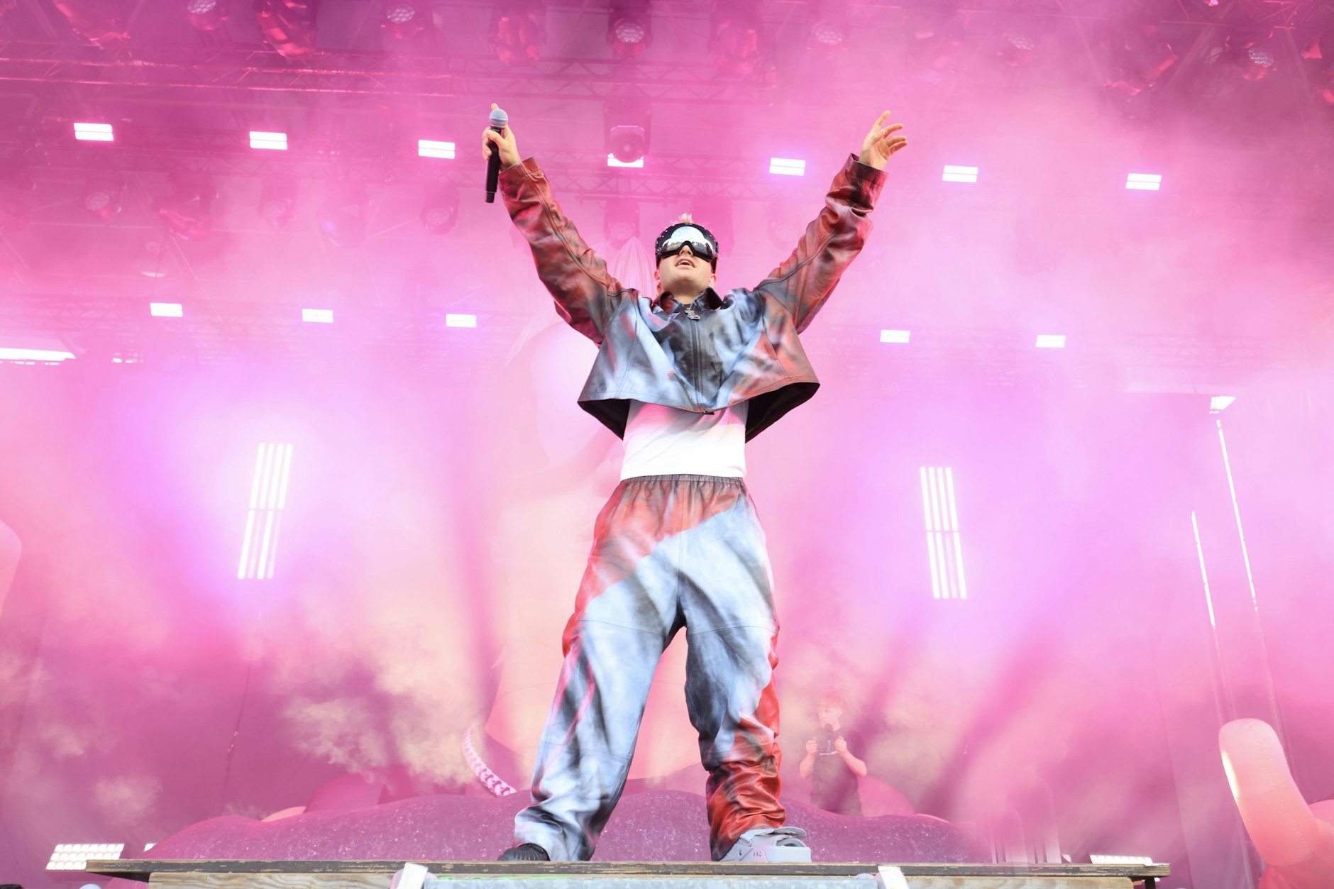 Ski Aggu am 26. Juli 2025 auf der Bühne der Berliner Wuhlheide, mit Fußorthese aber ungebremster Energie: „Ihr könnt alles machen, solange ihr keinen abfuckt!“