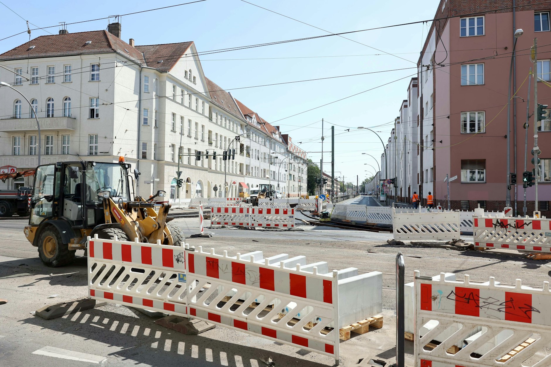 Die Straßen rings um Berliner Allee und Buschallee fühle sich wie eine Dauerbaustelle an. Immer wieder ploppen neue Bauarbeiten auf. Jetzt wird Fahrbahn erneuert, 2022 waren die Straßenbahnschienen dran (Foto).