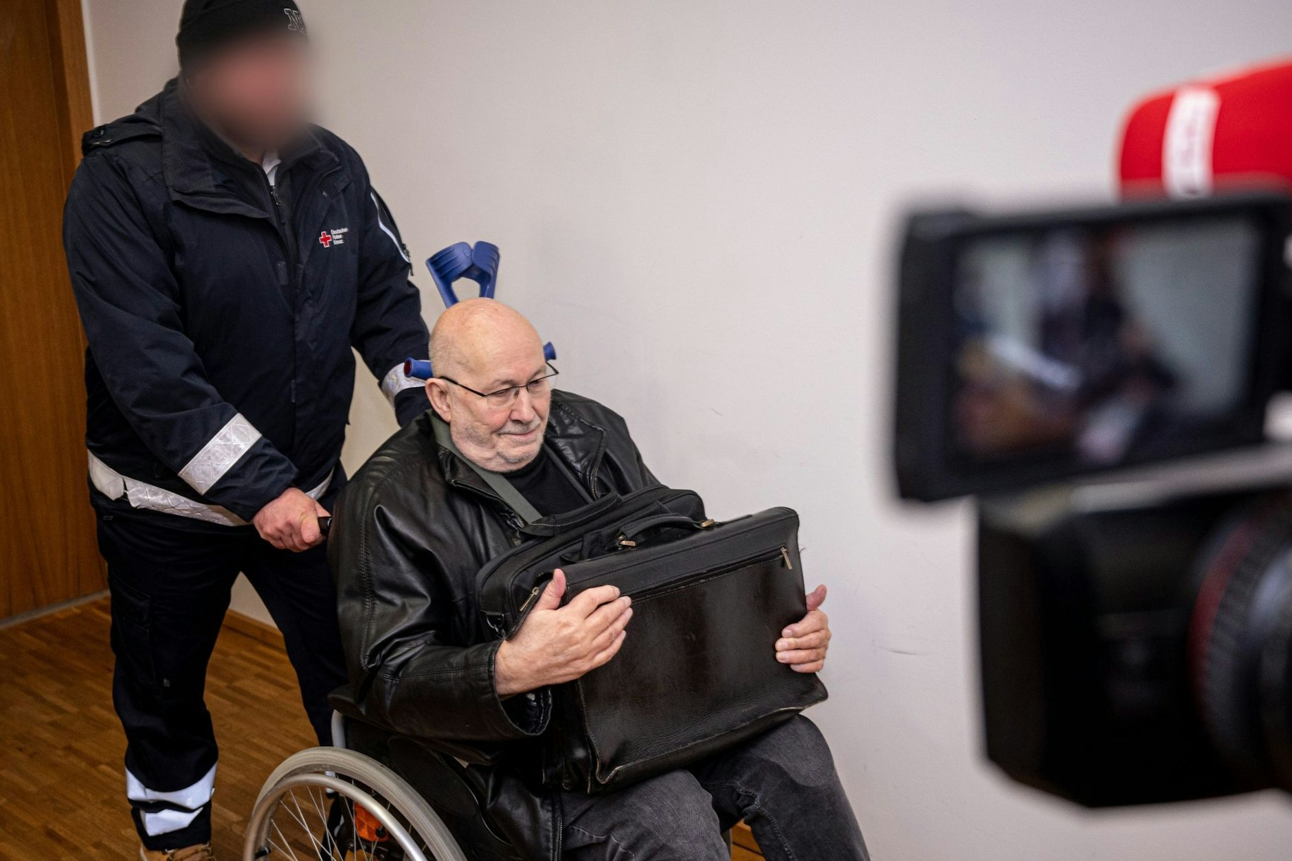 2022 beim Prozess in Potsdam: Horst Mahler wird im Rollstuhl zu seinem Prozess wegen Volksverhetzung und Leugnung des Holocaust in den Gerichtsaal geschoben. 