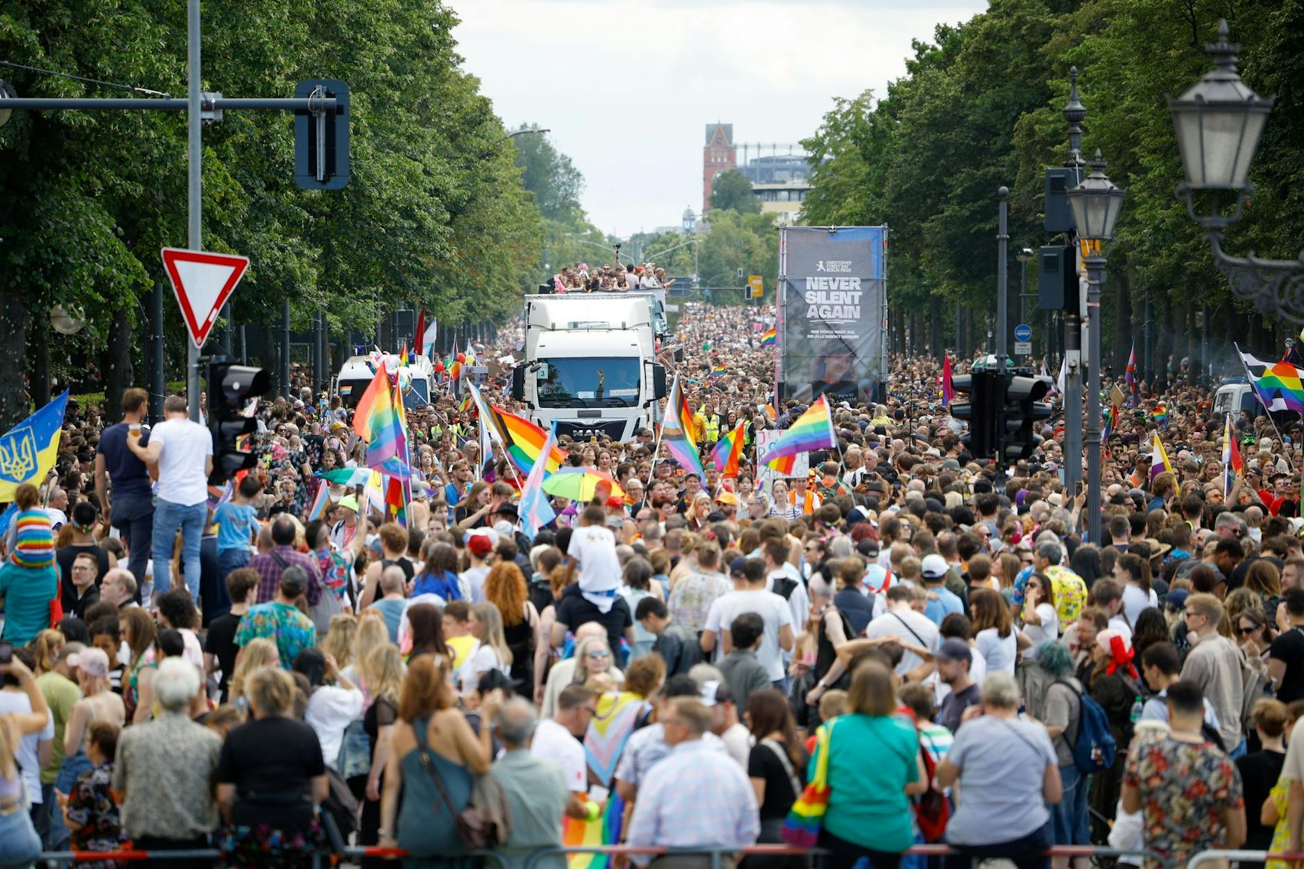 Menschen beim CSD in Berlin am 27. Juli 2024.