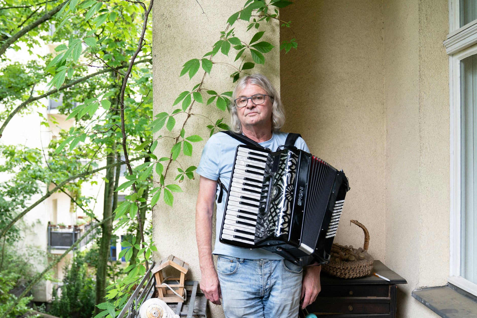 Hans-Eckardt Wenzel auf seinem Balkon