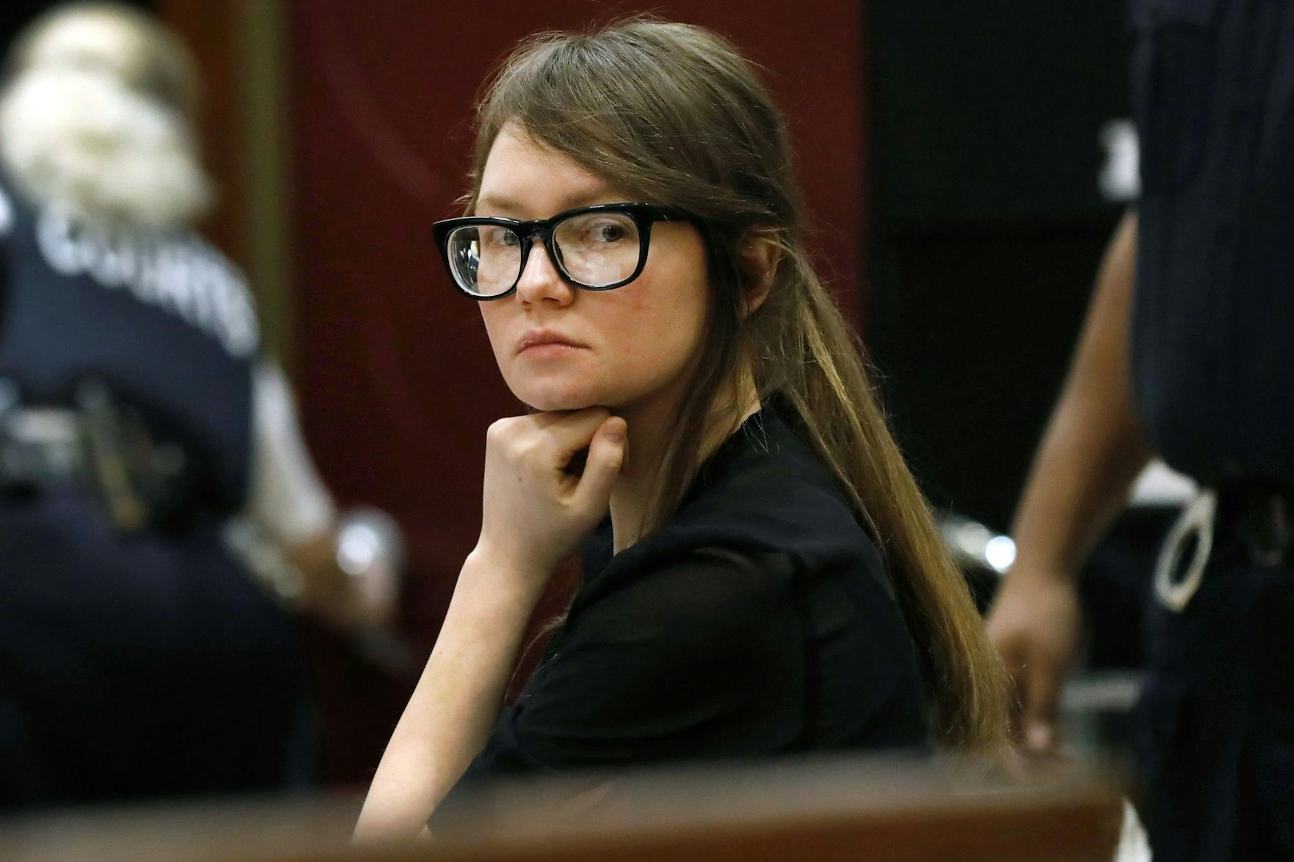 Anna Sorokin im April 2019 bei ihrem Prozess in einem Gerichtssaal in New York.