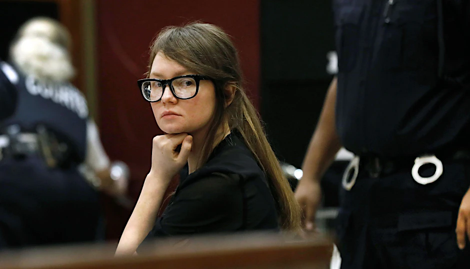 Anna Sorokin im April 2019 bei ihrem Prozess in einem Gerichtssaal in New York.