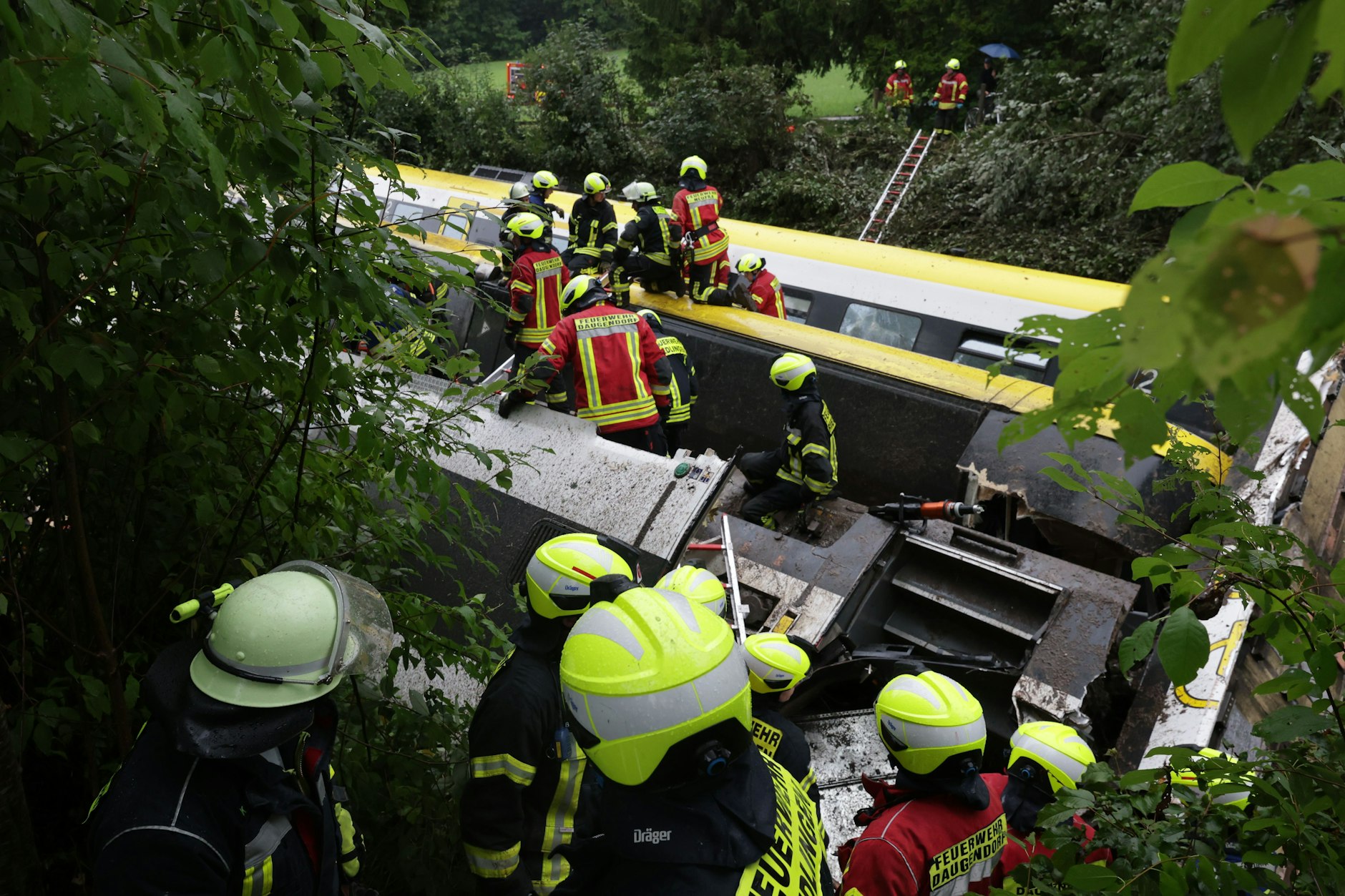 Kurz nach dem Unglück: Rettungskräfte suchen in einem entgleisten Zug nach Fahrgästen. 