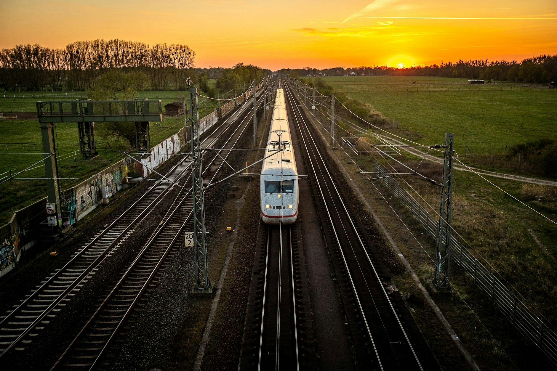 Dämmerung über der Hamburger Bahn: Ab dem Abend des 1. August 2025 fahren auf der kürzesten Verbindung zwischen den beiden größten Städten Deutschlands neun Monate lang keine Züge.