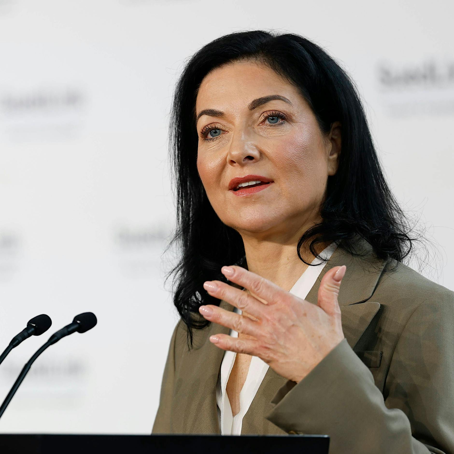 „Mehr und länger arbeiten“? Katherina Reiche verdreht die Fakten