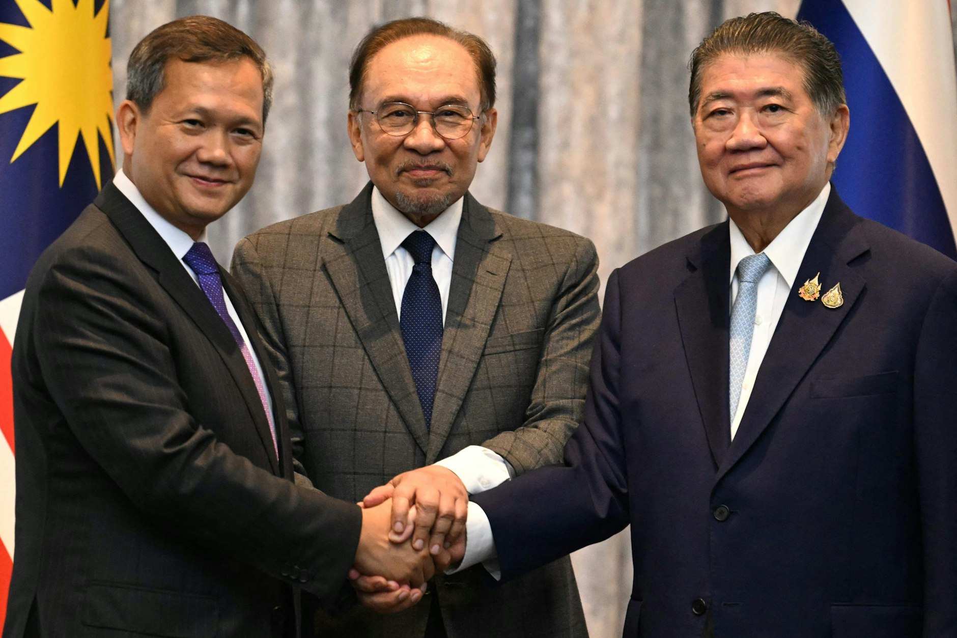 Der malaysische Premierminister Anwar Ibrahim (Mitte), der kambodschanische Premierminister Hun Manet (links) und Thailands Regierungschef Phumtham Wechayachai (rechts) posieren für ein Foto.