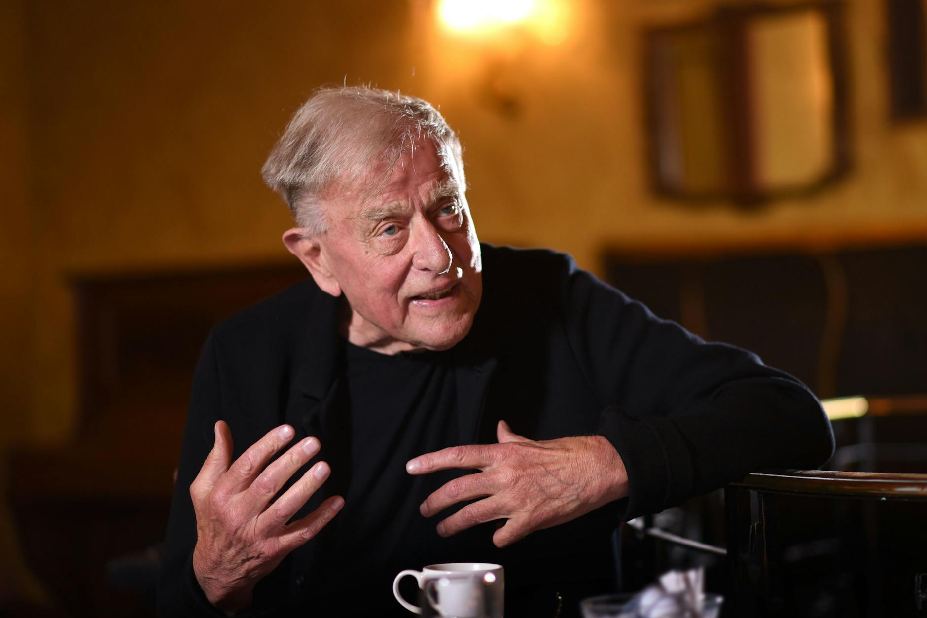 Der Intendant und Theaterregisseur Claus Peymann wird erst nach den Theaterferien bestattet.