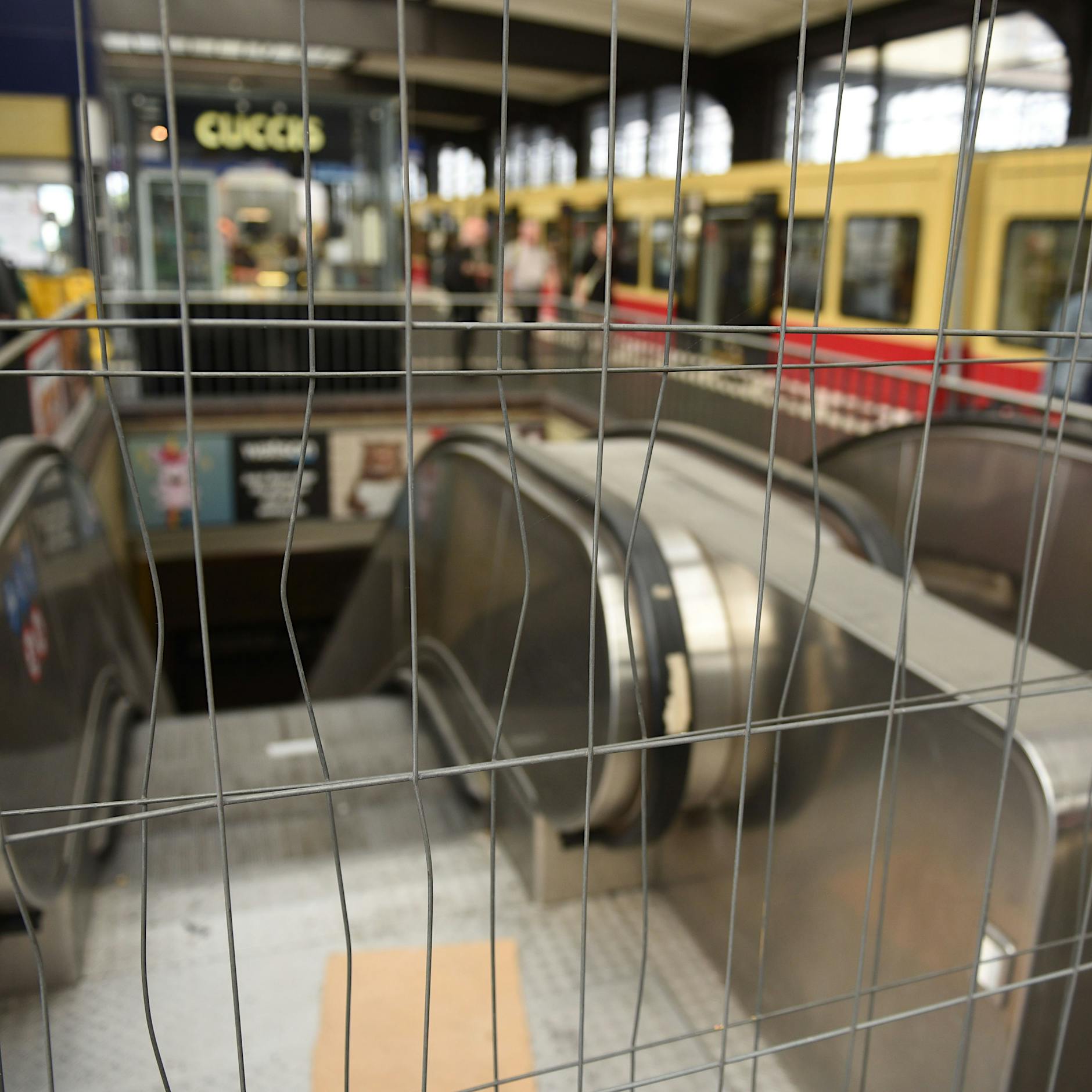 Rolltreppen in Berlin ständig kaputt: Chaoten sabotieren am Zoo und am Bundesplatz