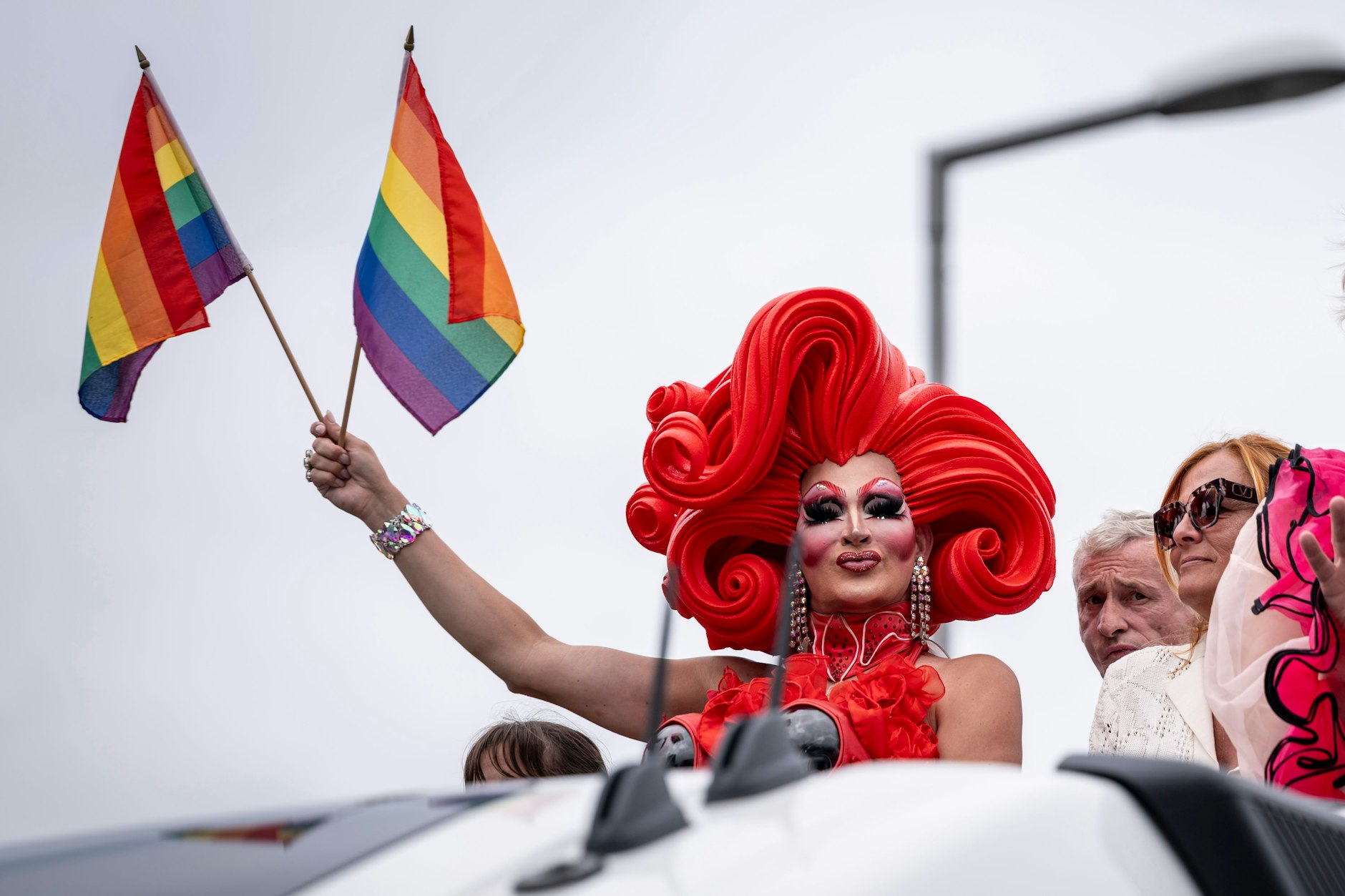 Dragqueen auf einem Umzugs-Wagen beim CSD in Berlin. Bei der Demo geht es auch um Toleranz.