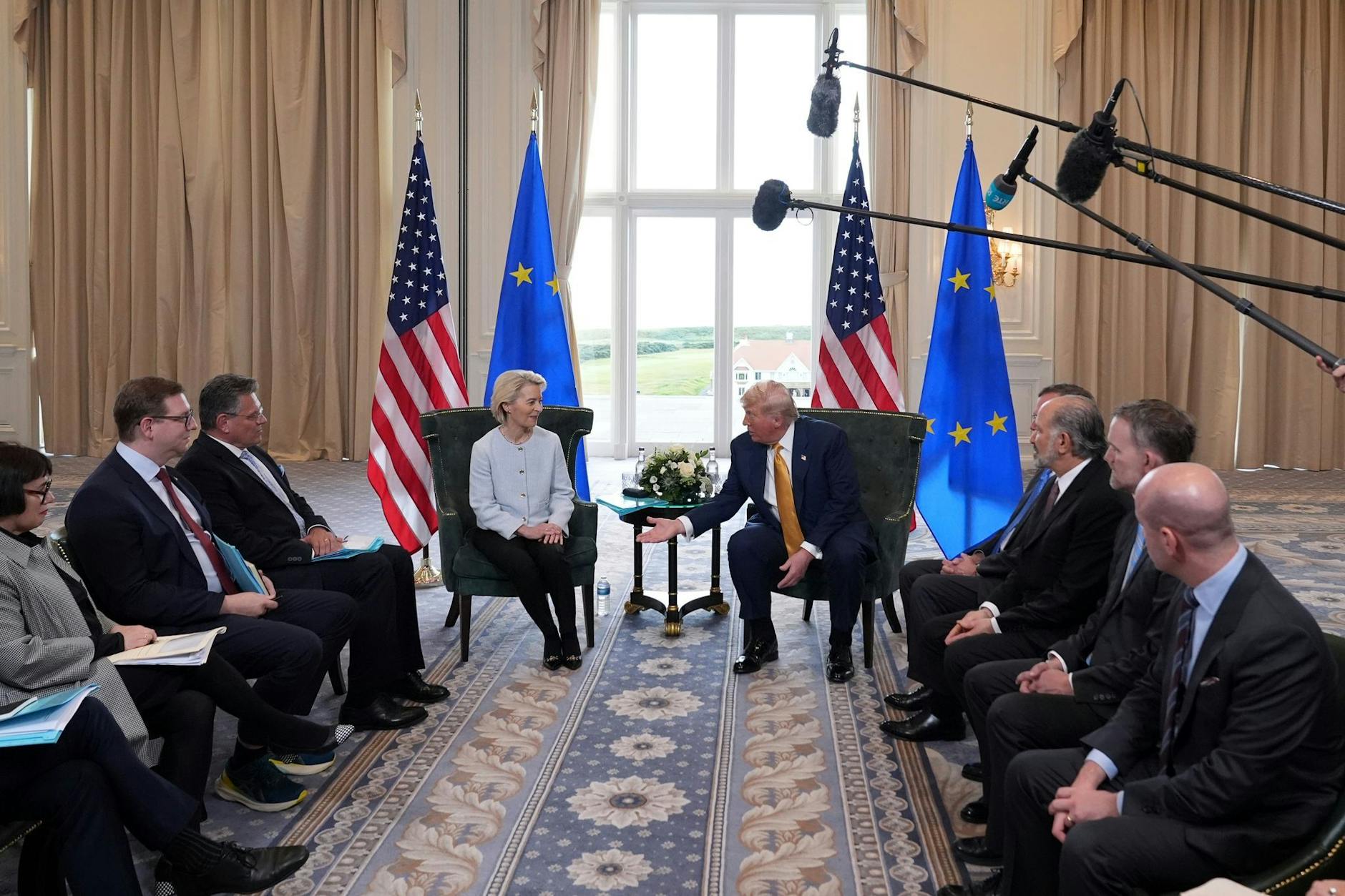 US-Präsident Donald Trump trifft die Präsidentin der Europäischen Kommission Ursula von der Leyen zu bilateralen Gesprächen.