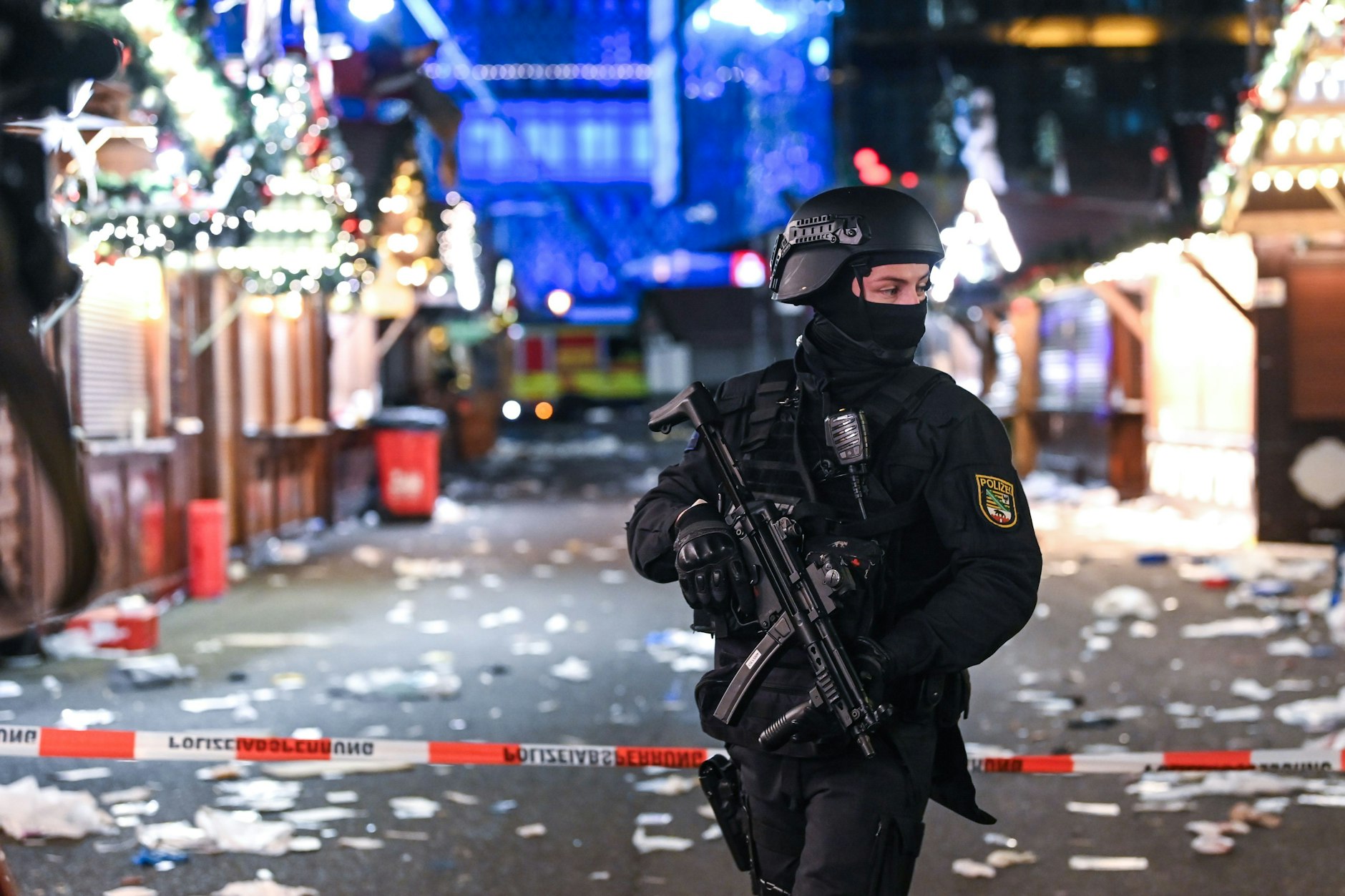 Ein Polizist sichert den Magdeburger Weihnachtsmarkt nach dem Anschlag.