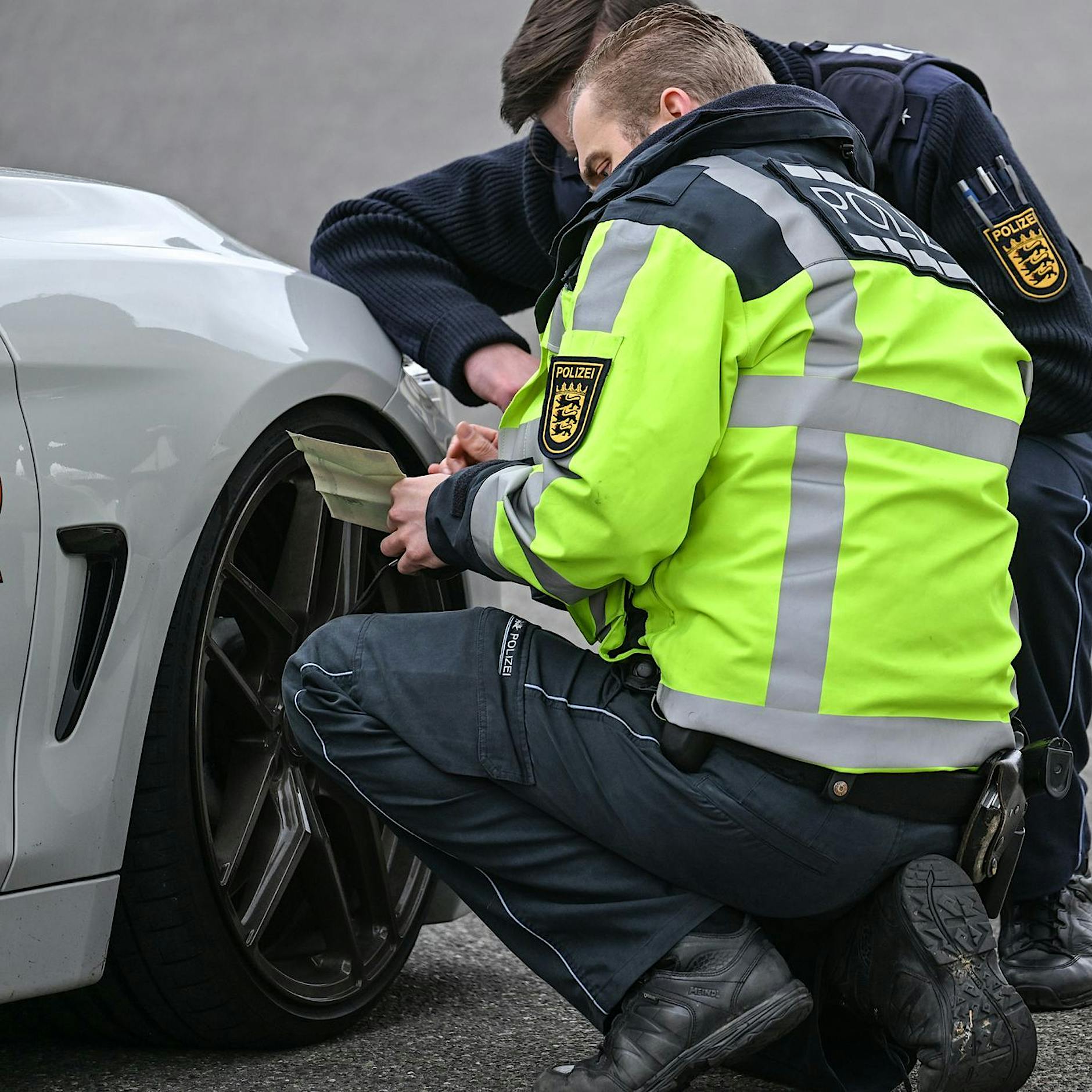 Berliner Polizei stellt Raser - dann geht Menschenmenge auf Polizisten los
