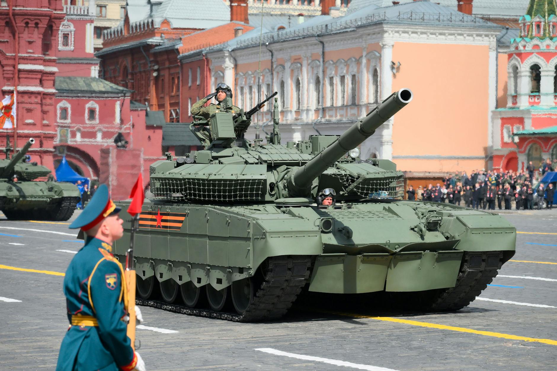 Moskau: Russische T-80-Panzer fahren auf dem Roten Platz anlässlich der Feierlichkeiten zum 80. Jahrestag des Sieges der Sowjetunion über Nazi-Deutschland im Zweiten Weltkrieg.