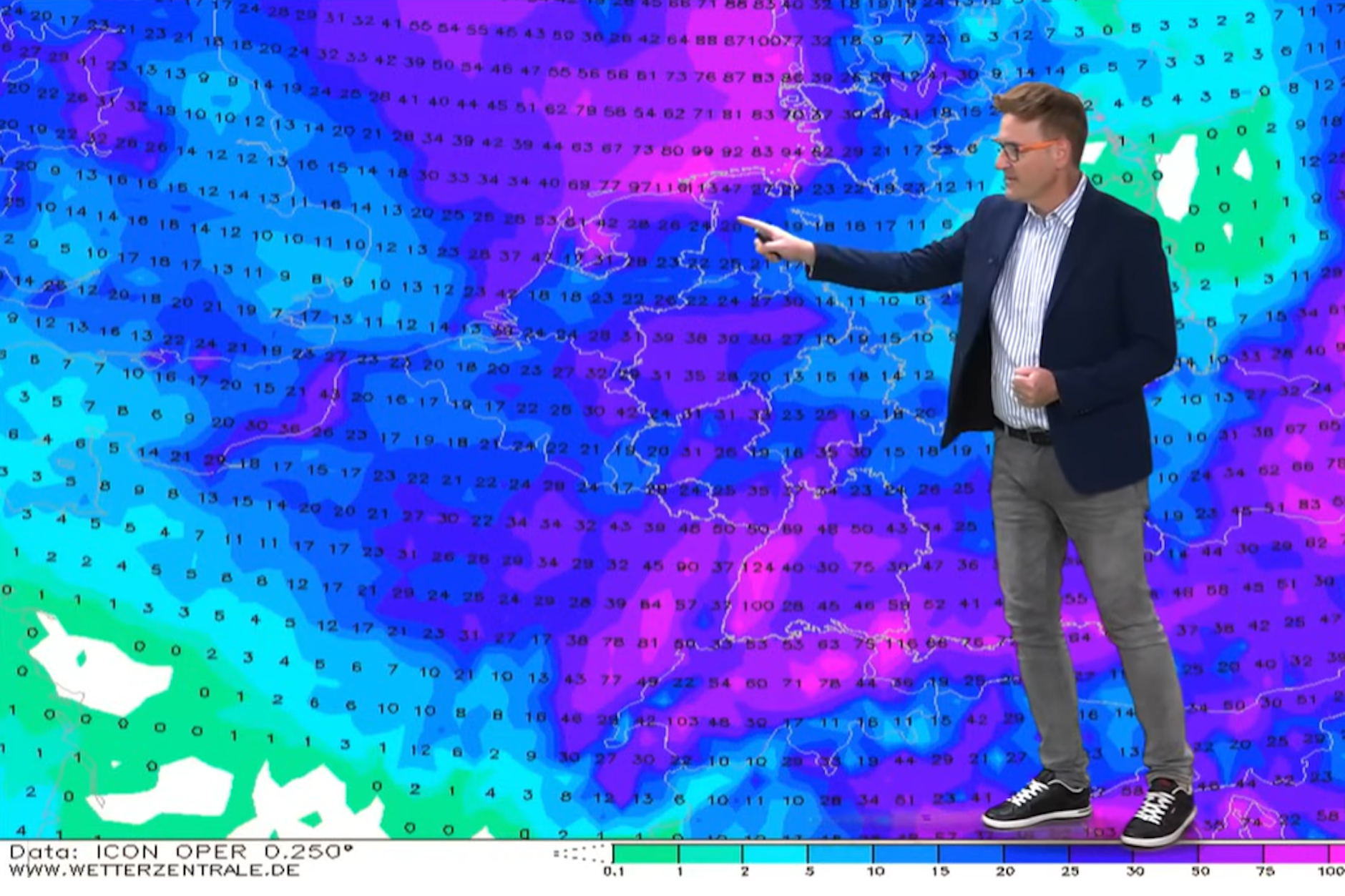 Alles blau: Meteorologe Dominik Jung von der Wetterkarte, die die Regenfälle der nächsten sieben Tage anzeigt.