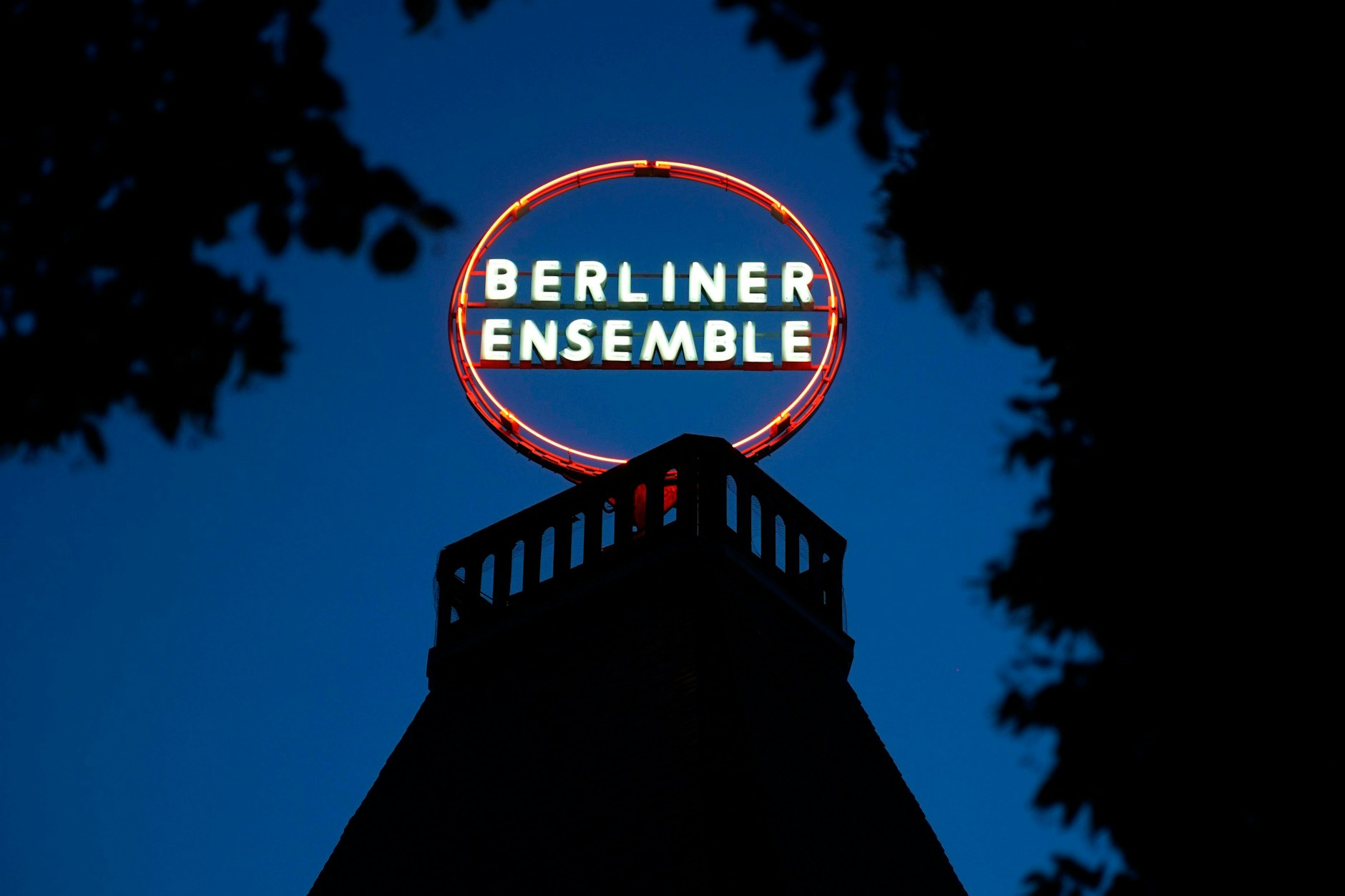 Verliert Berlin seine berühmteste Bühne? Das traditionsreiche Haus am Schiffbauerdamm steht vor dem Aus als Spielstätte des Berliner Ensembles.