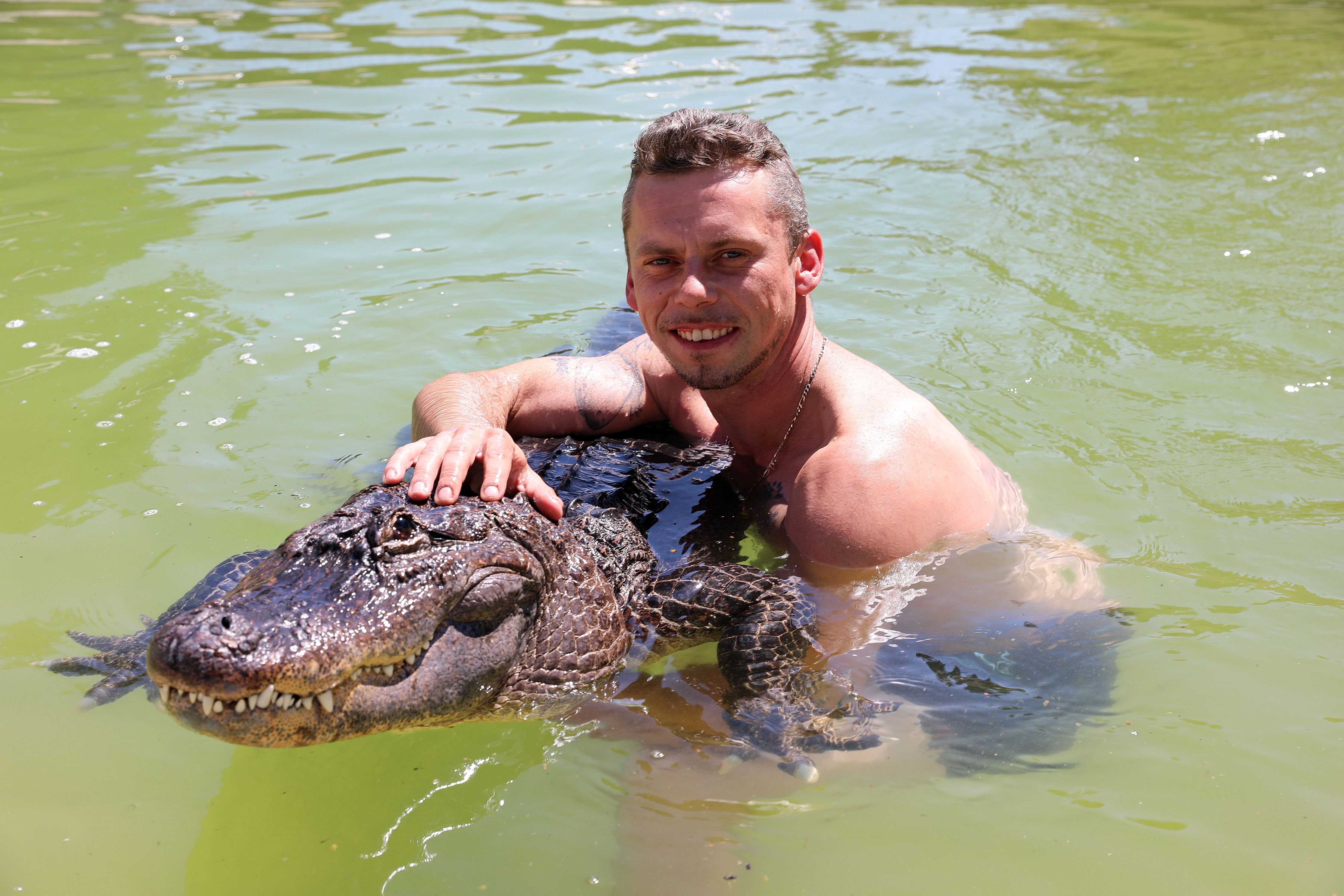 Mit Krokodil im Pool: Familie Kaulis hat einen Alligator als Haustier