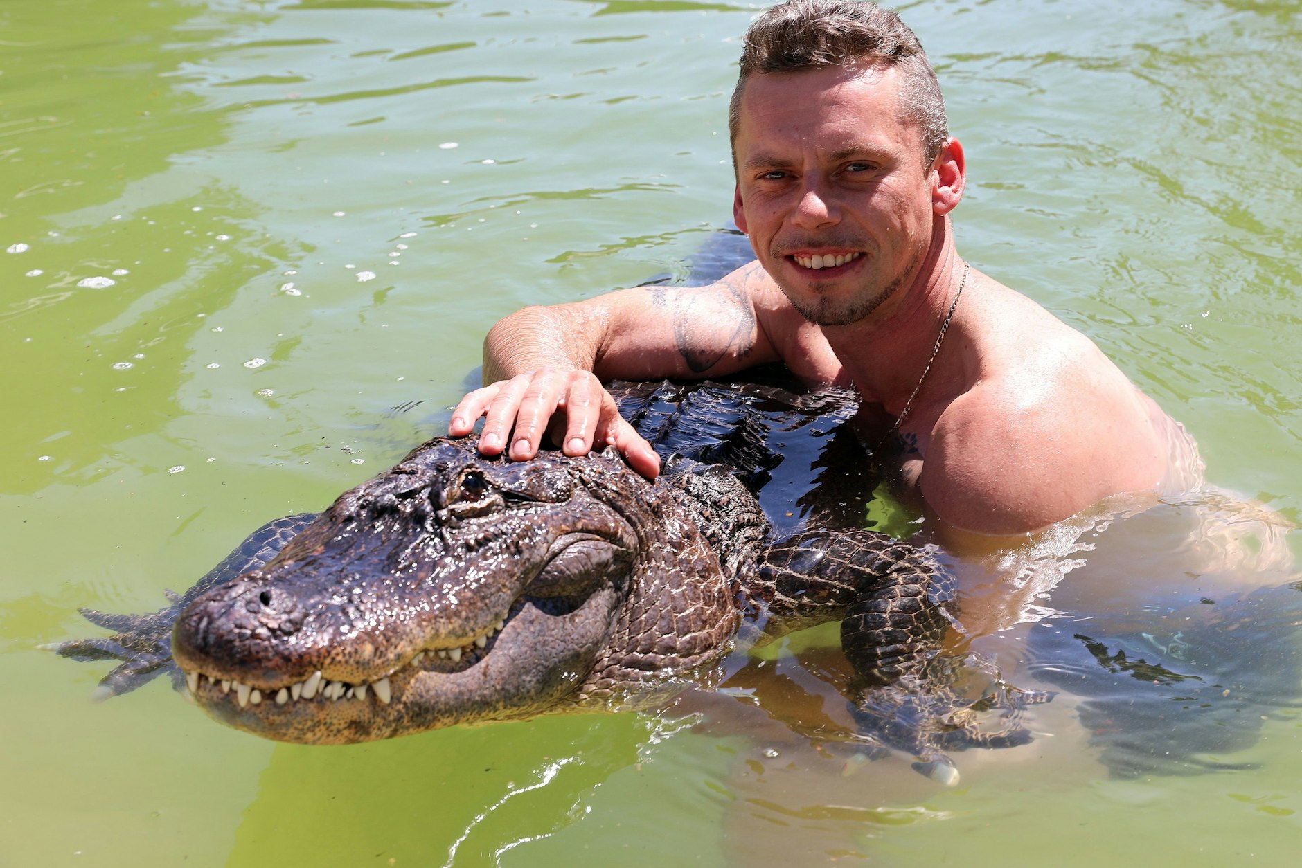 Krystian Kaulis spielt und kuschelt im Pool mit Alligator Frau Meyer.