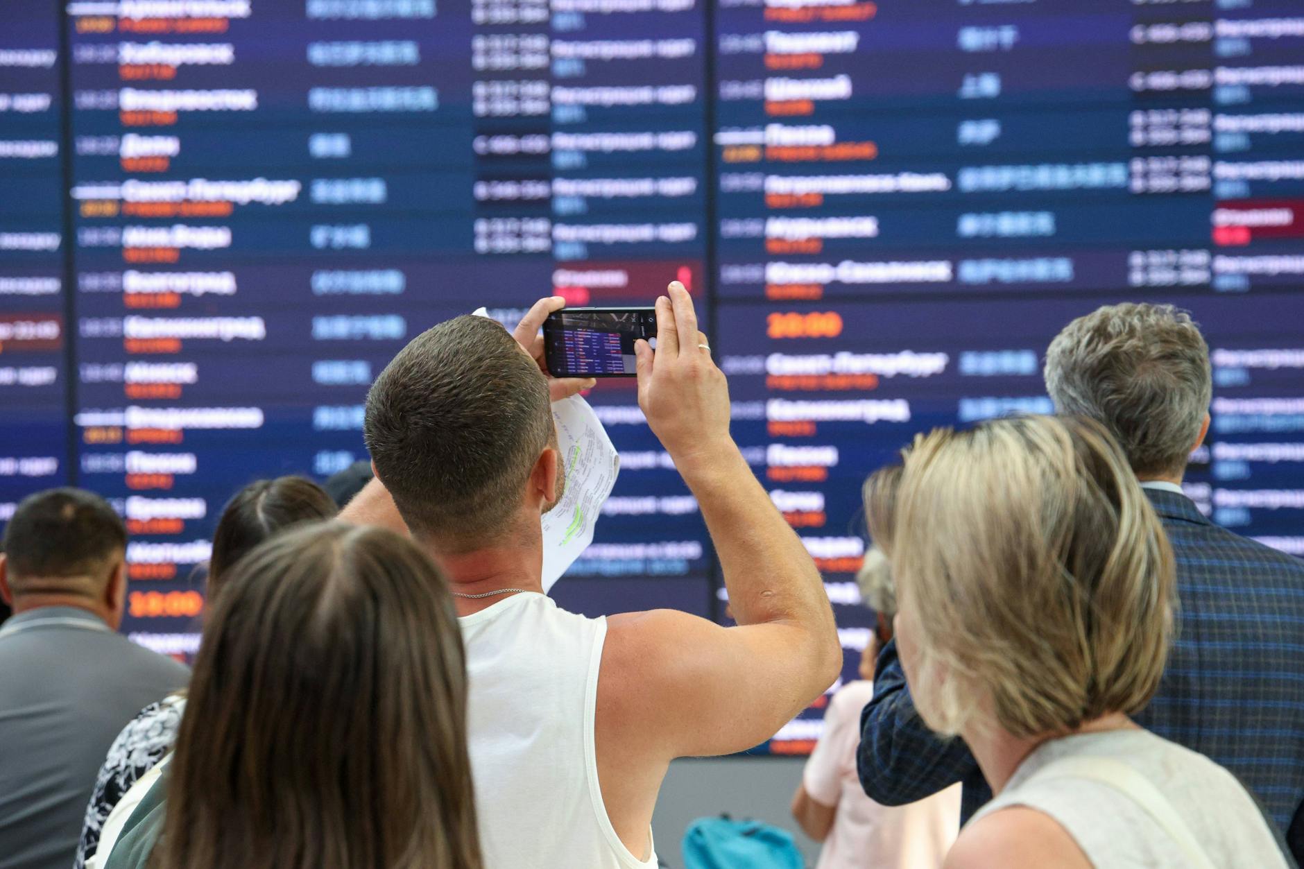 Die Flüge zahlreicher Reisender wurden am Montag an mehreren Flughäfen in Moskau abgesagt.