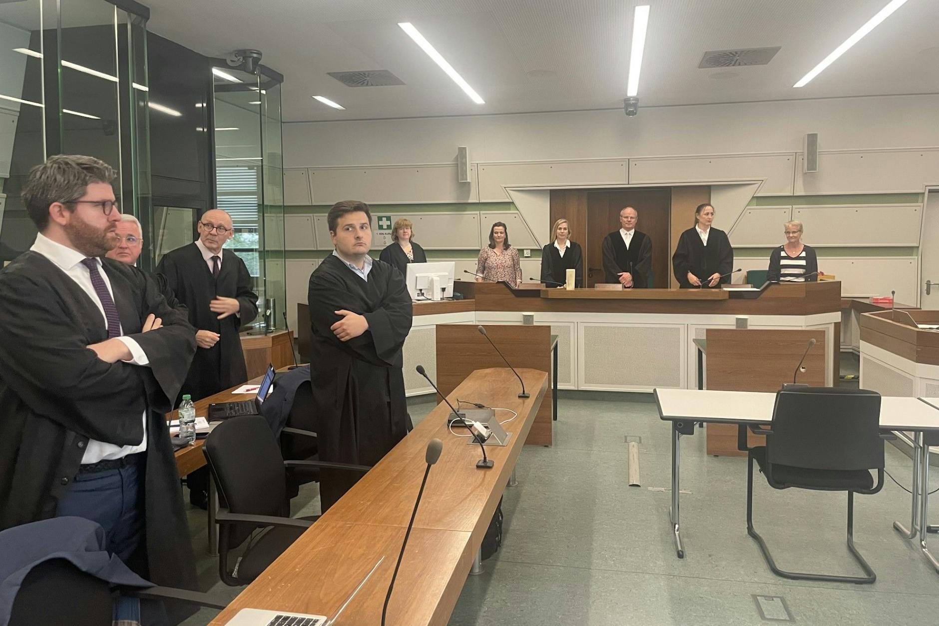 Blick in den Gerichtssaal: Die Angeklagten verweigerten sich den Fotografen.