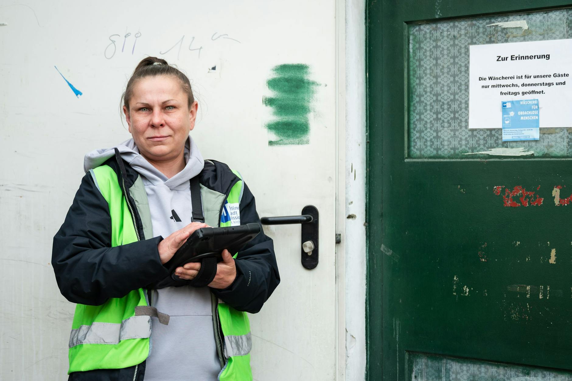 Betroffene und Helferin: Karolina hilft in der Kleiderkammer der Berliner Stadtmission. Sie stammt aus Polen und ist wohnungslos.