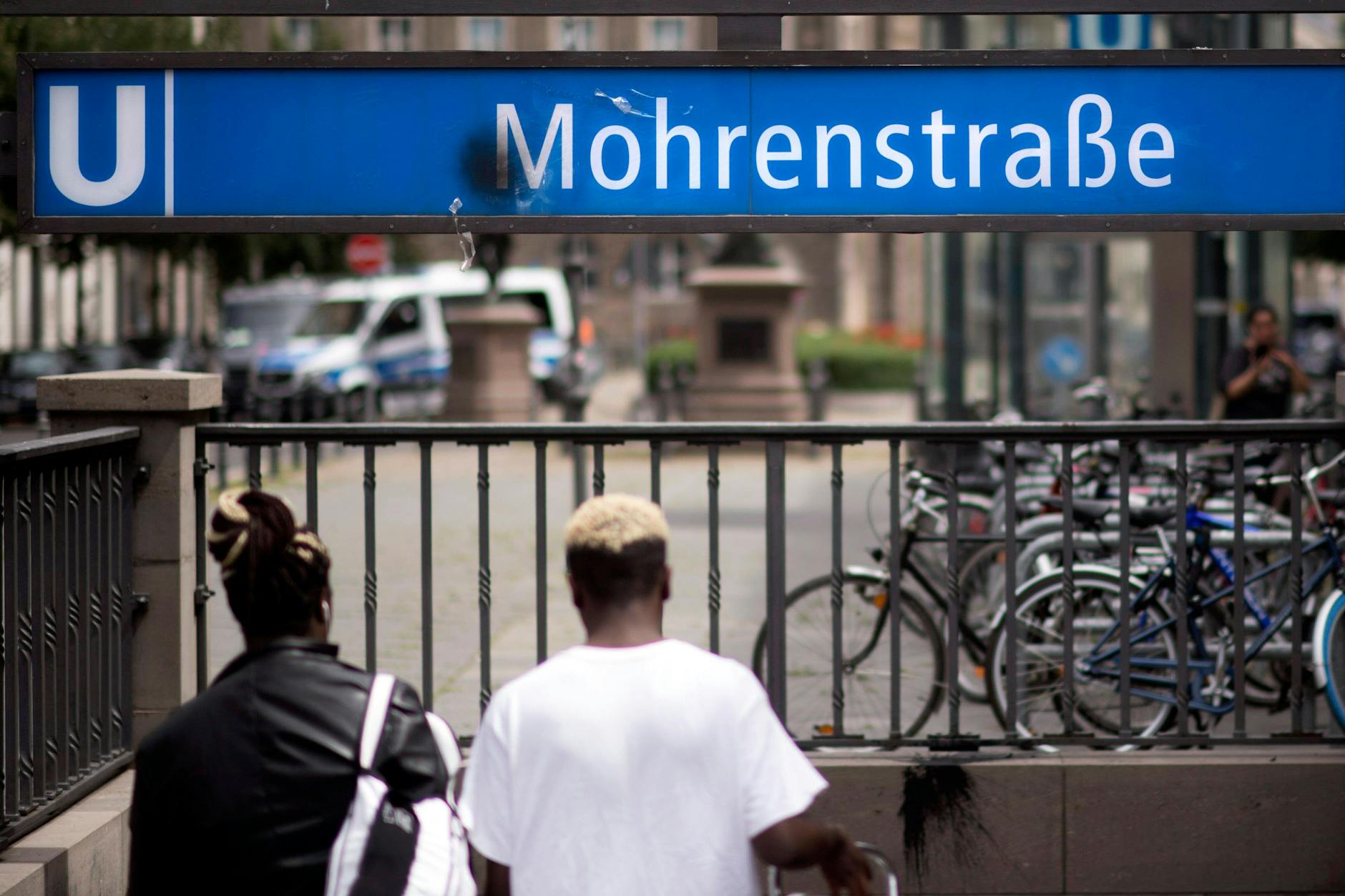 Die Umbenennung der Mohrenstraße steht doch noch nicht fest, weil noch sechs Klagen von Anwohnern der Straße offen sind.