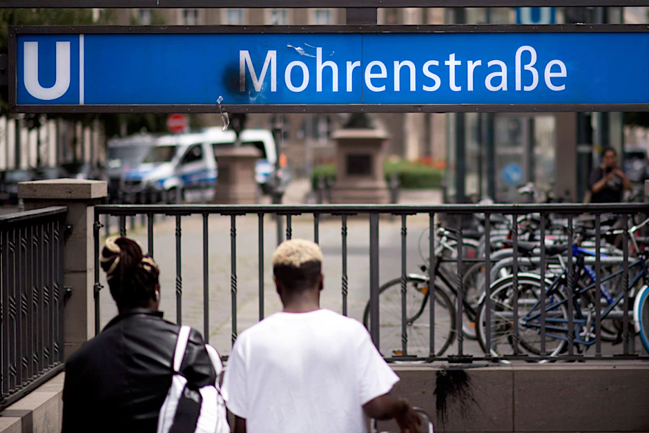 Die Umbenennung der Mohrenstraße steht doch noch nicht fest, weil noch sechs Klagen von Anwohnern der Straße offen sind.