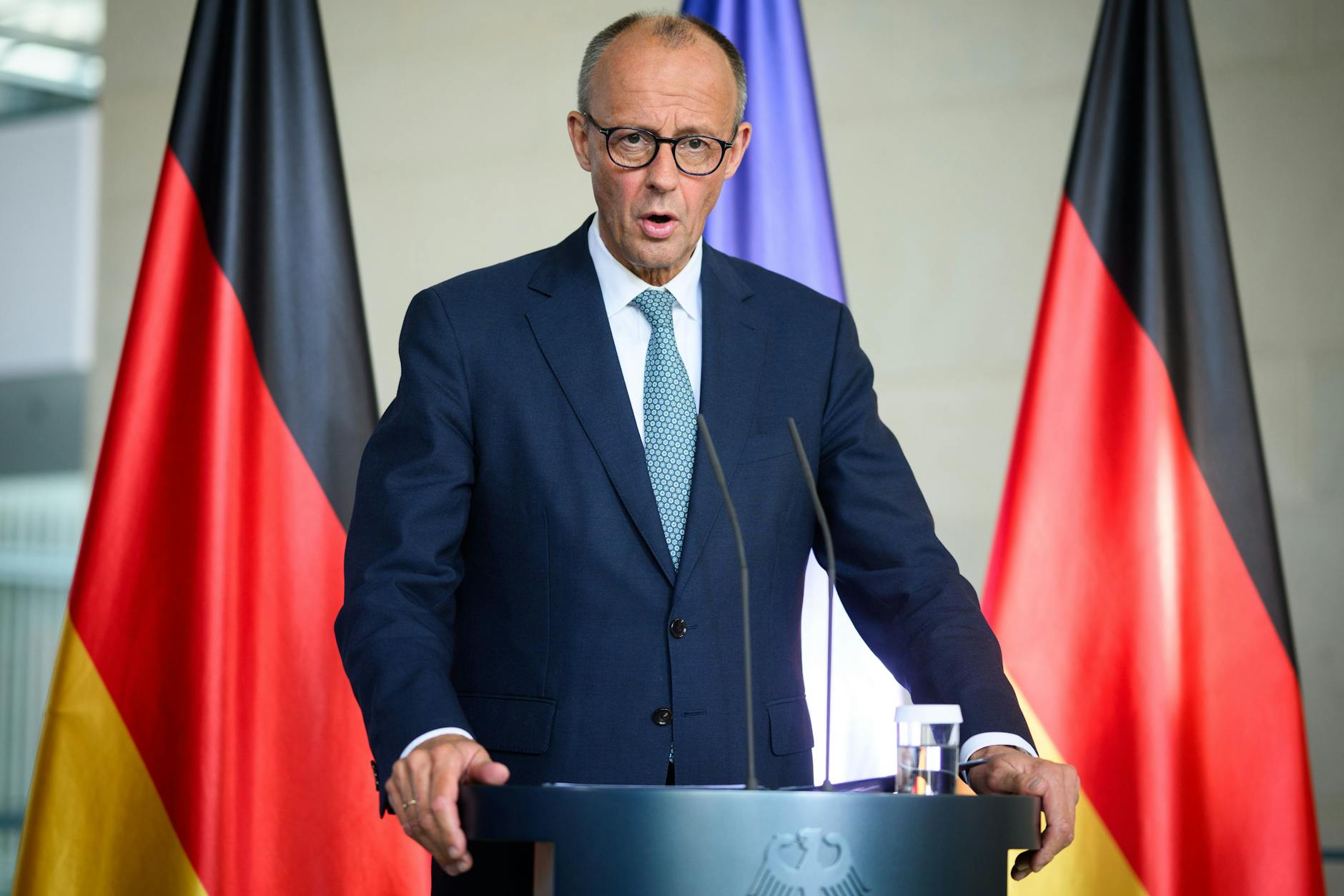 Bundeskanzler Friedrich Merz (CDU) kommt zu einer Pressekonferenz nach der Sitzung des Sicherheitskabinetts zu den Konflikten im Nahen Osten im Bundeskanzleramt.