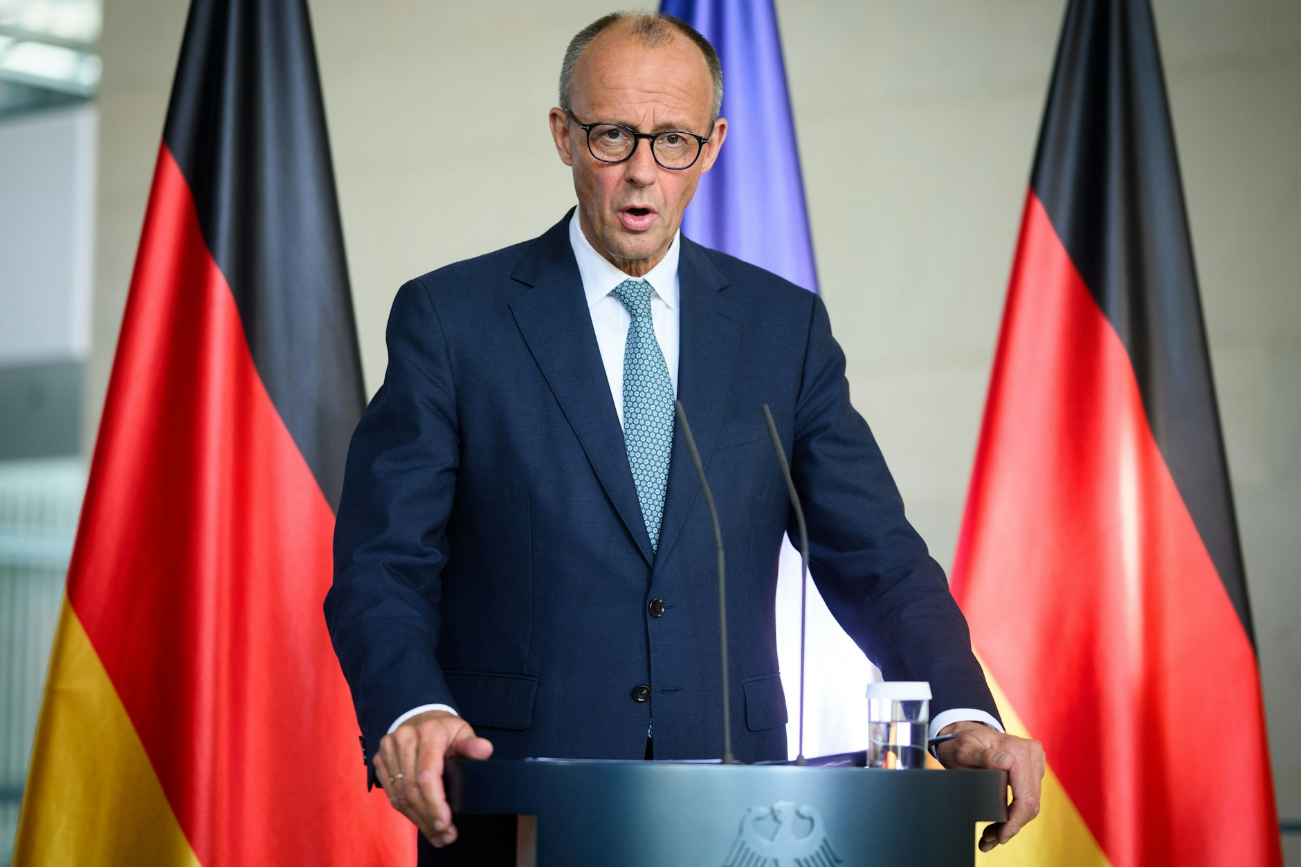 Bundeskanzler Friedrich Merz (CDU) kommt zu einer Pressekonferenz nach der Sitzung des Sicherheitskabinetts zu den Konflikten im Nahen Osten im Bundeskanzleramt.