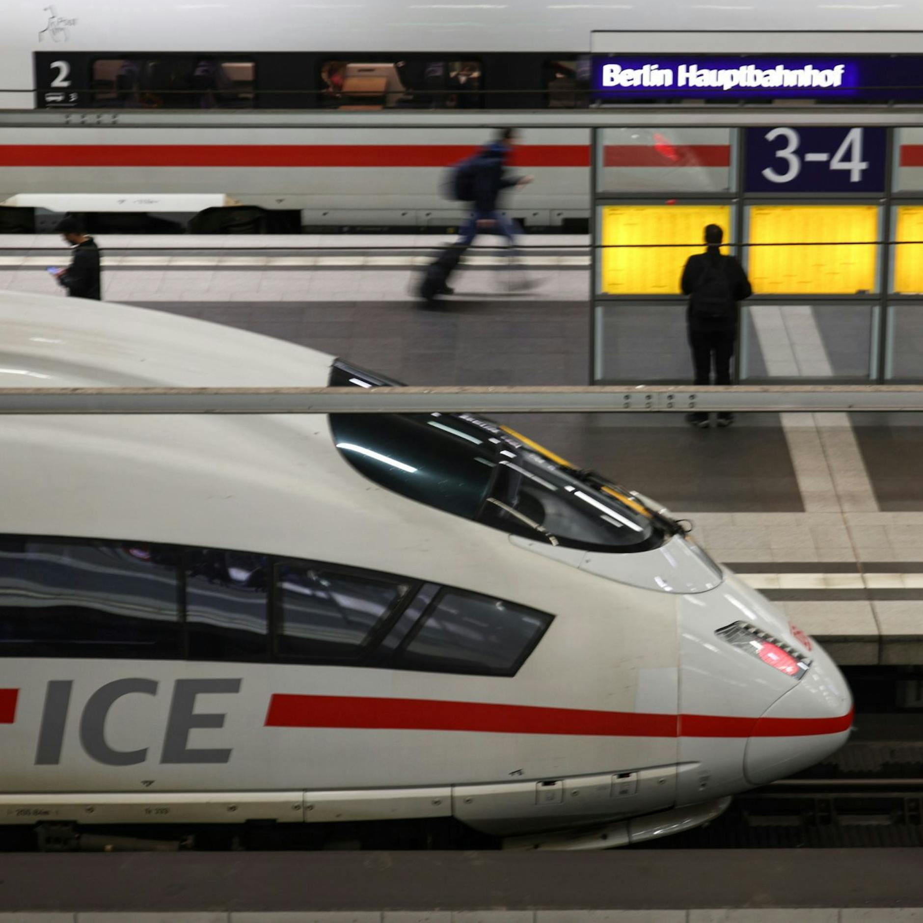 Image - Sperrung der Bahnstrecke Berlin - Hamburg ab Freitag: Was Pendler und ICE-Fahrgäste jetzt beachten müssen