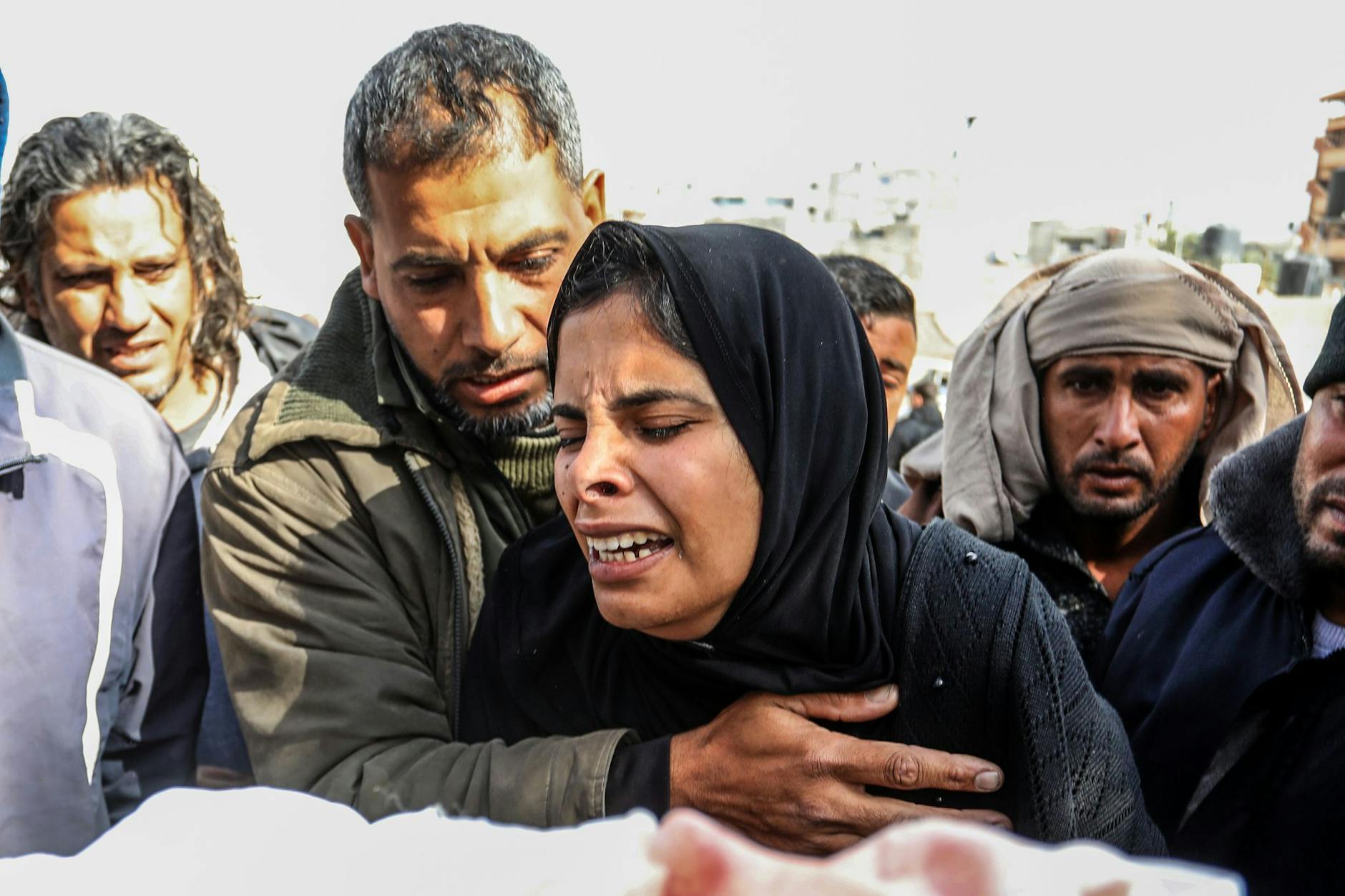 Eine Mutter trauert um ihr dreijähriges Kind, das bei einem Bombardement Israels im Gazastreifens getötet wurde.