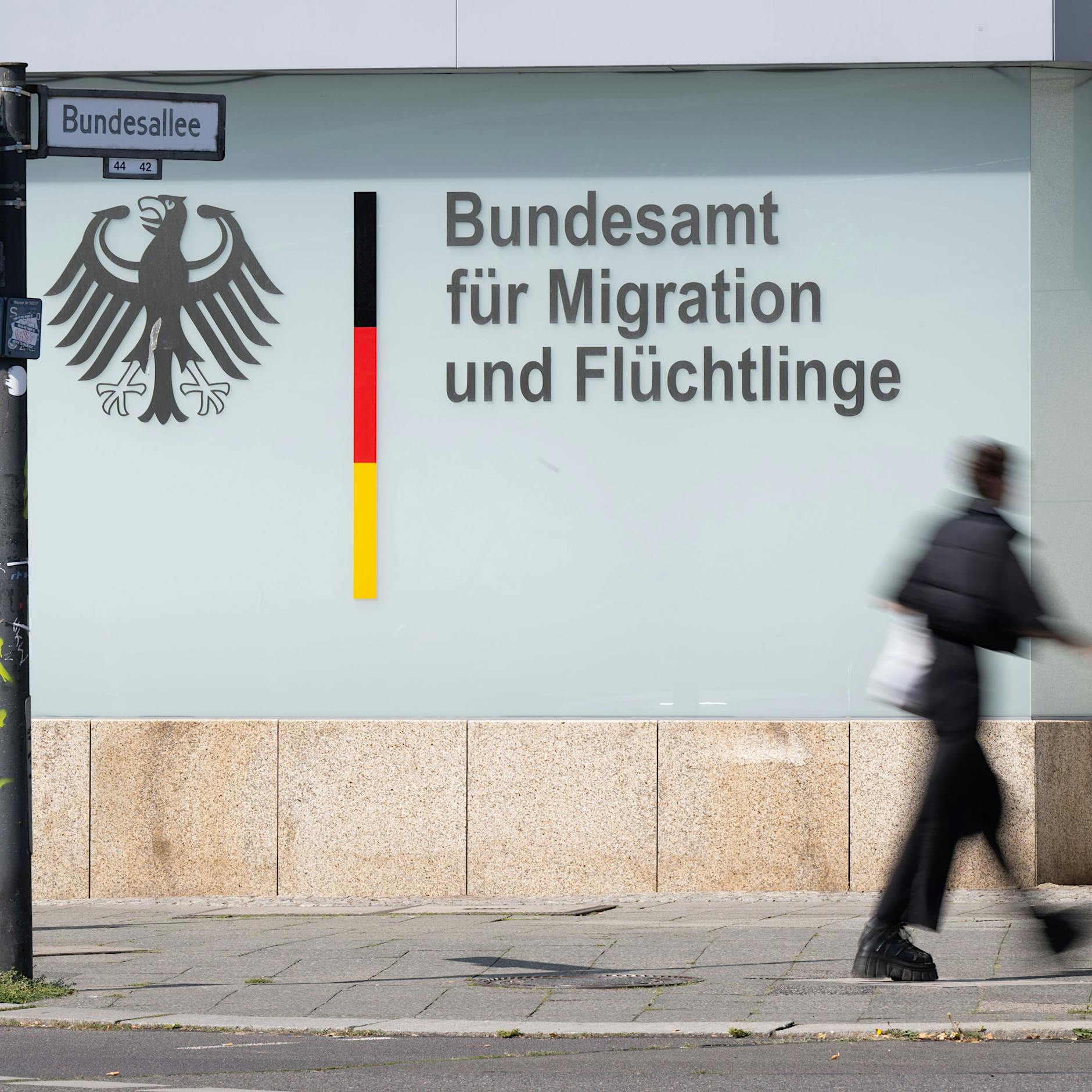 Streit um Kirchenasyl für Afghanen in Berlin eskaliert: Zwischen BAMF und Kirchen knallt es