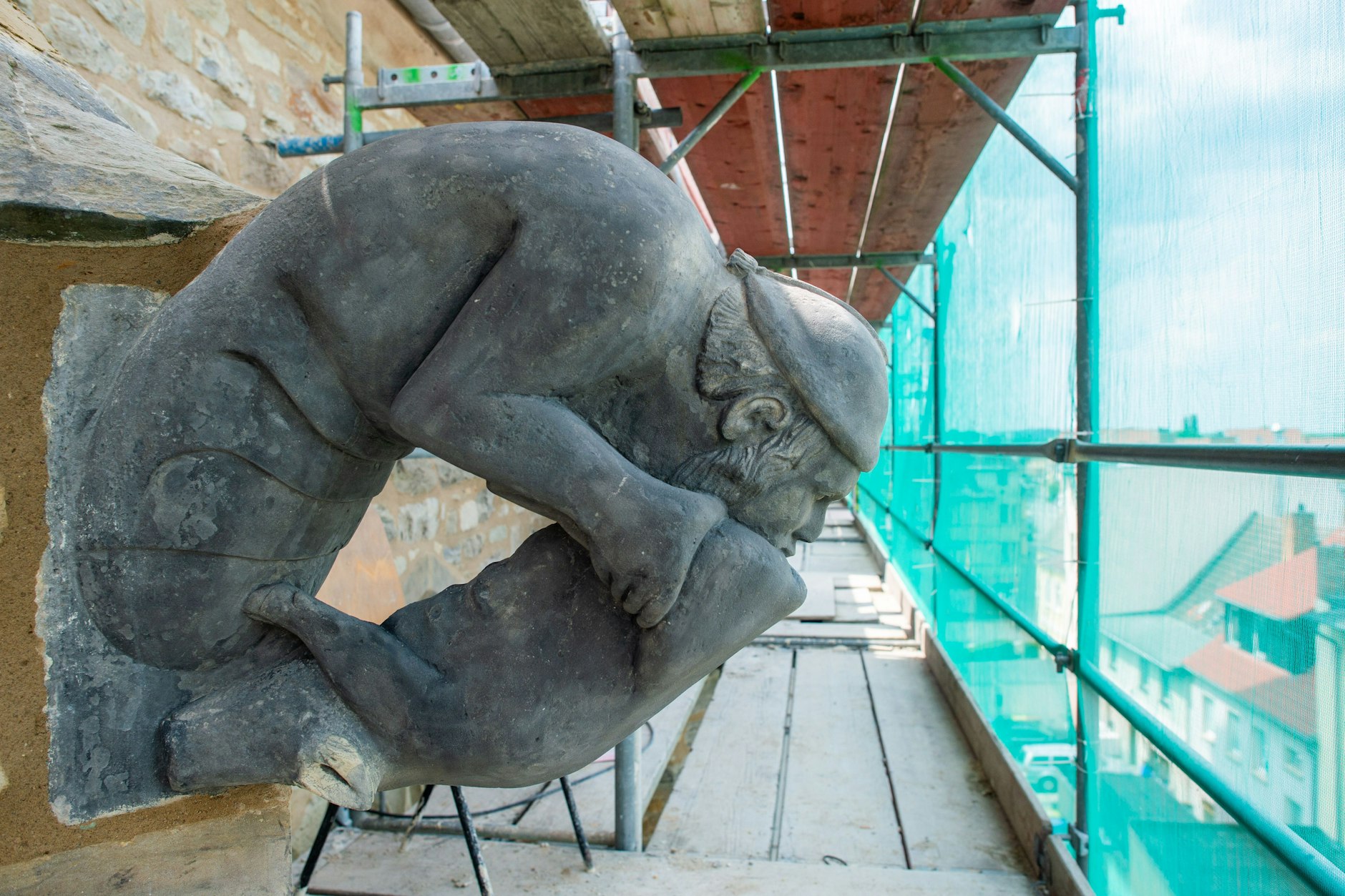 Vor wenigen Tagen wurde die antisemitische Schmähfigur wieder an der Nordfassade der Sankt-Stephani-Kirche angebracht.
