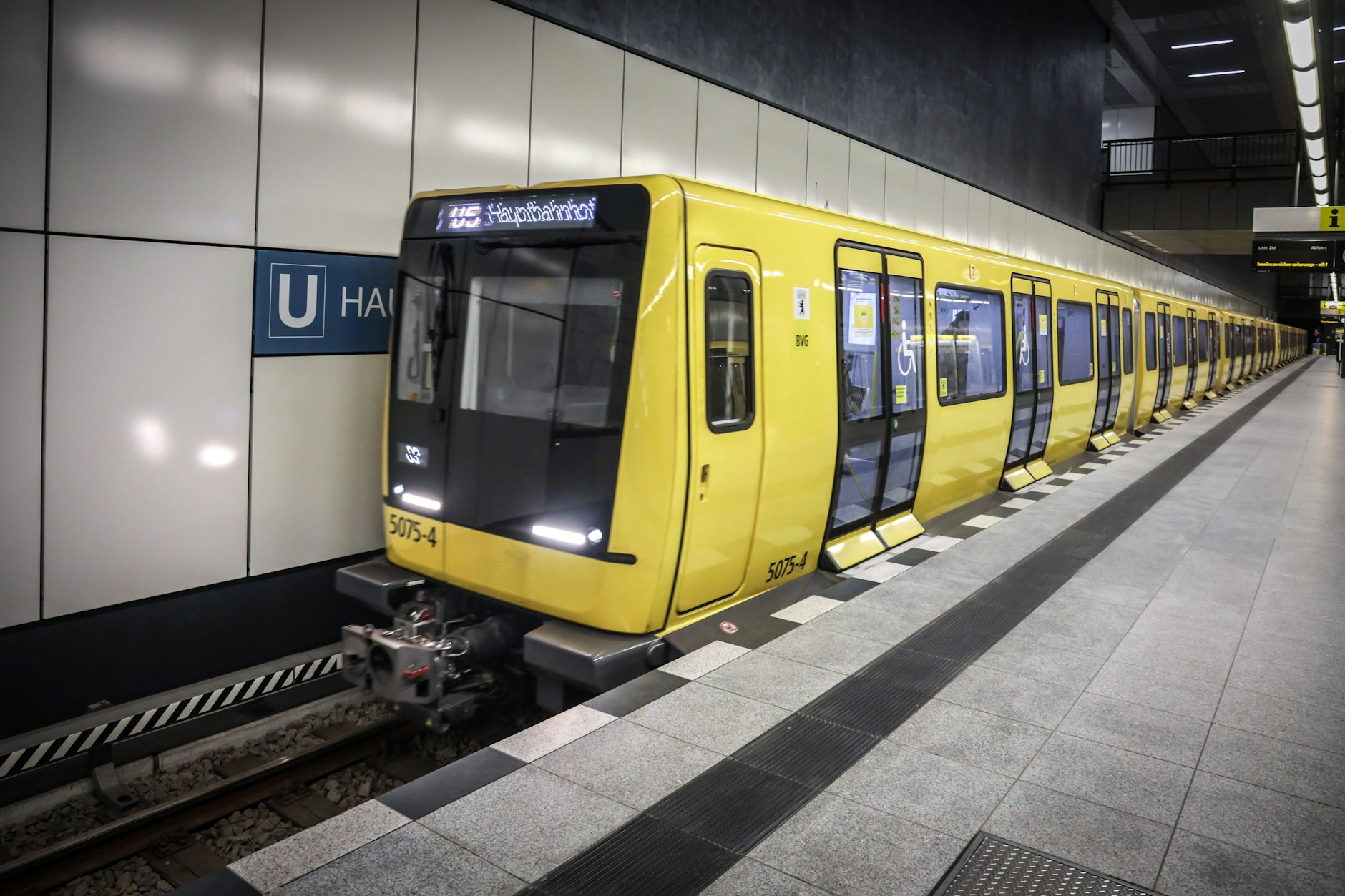 Am Ziel: Ein Zug der U-Bahn-Linie U5 ist am Hauptbahnhof eingetroffen. Von Montag an wird die Ost-West-Strecke auf vier Kilometer Länge unterbrochen. Danach folgt eine weitere Sperrung.