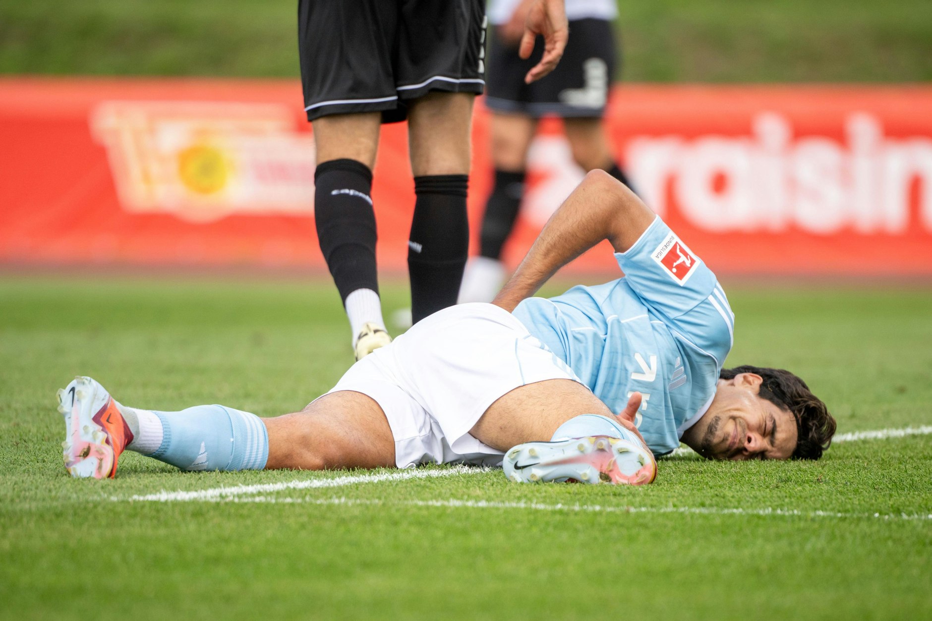 Diogo Leite knallte beim Test gegen Schweinfurt nach einem Kopfballversuch hart auf den Boden. Ob der Verteidiger dem 1. FC Union länger fehlt, ist offen.