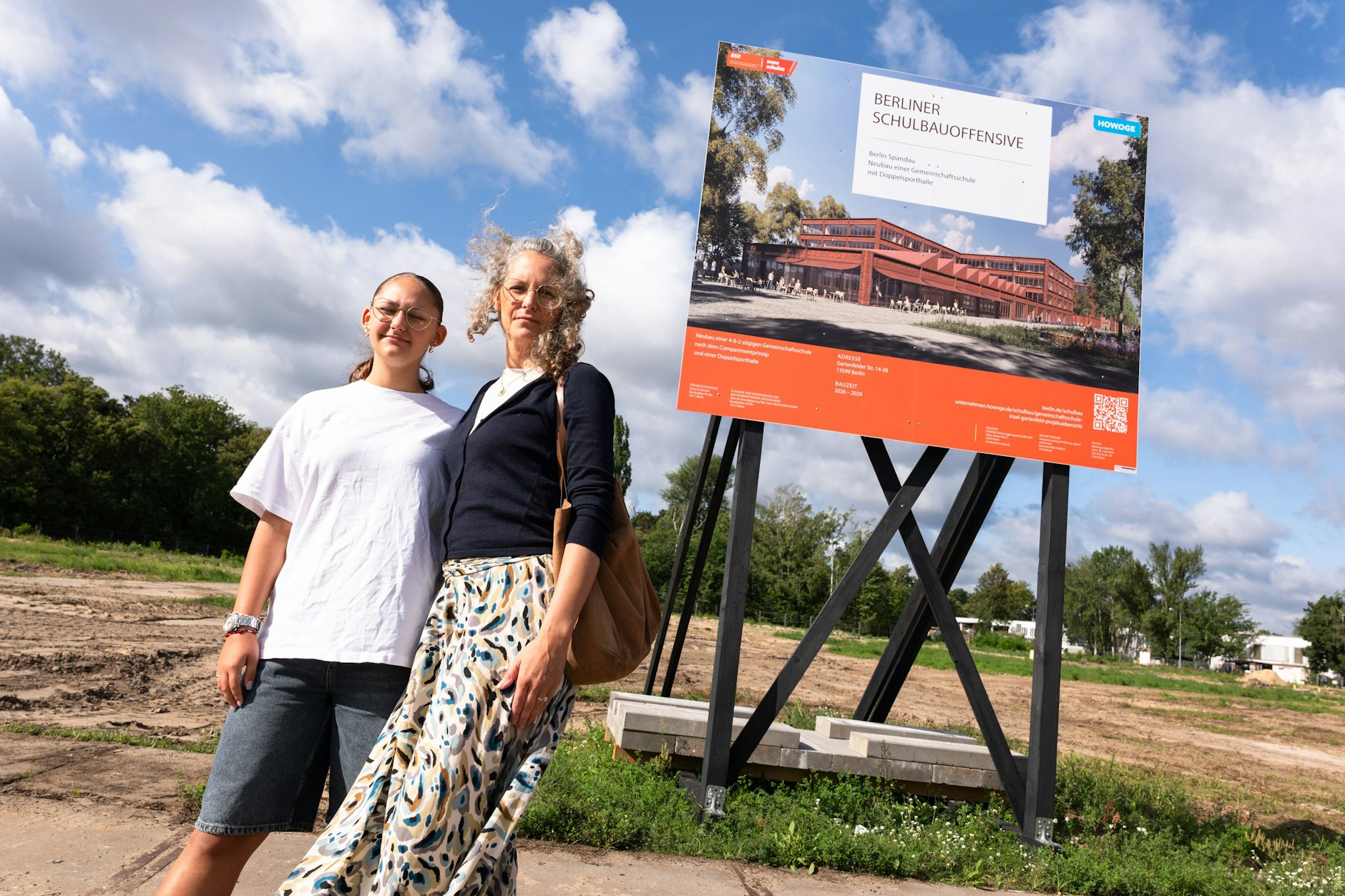 Claudia D. und ihre Tochter Clara an der Baustelle der Schule, wo Clara eingeschult wurde. Sie nennen die Schule: das Luftschloss.