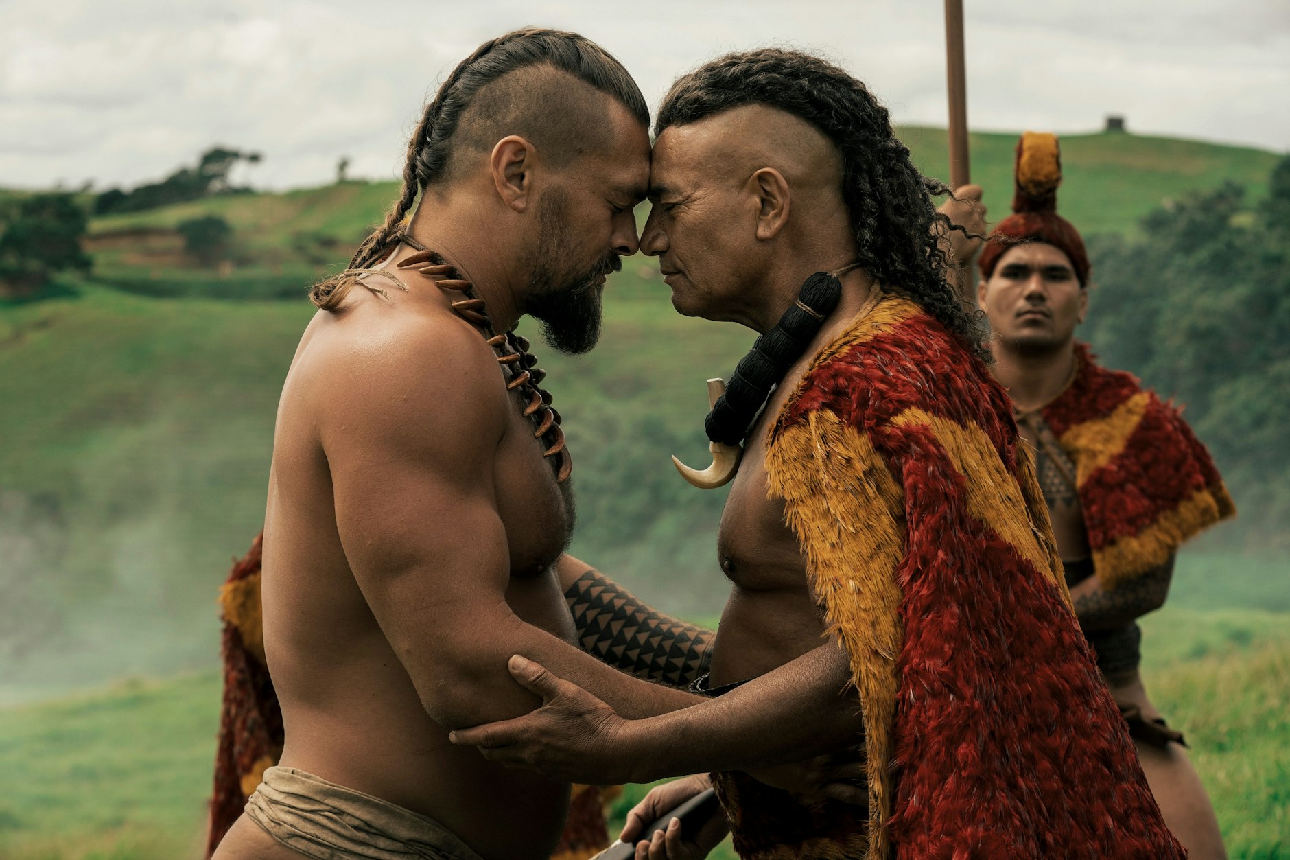 Jason Momoa und Temuera Morrison in „Chief of War“
