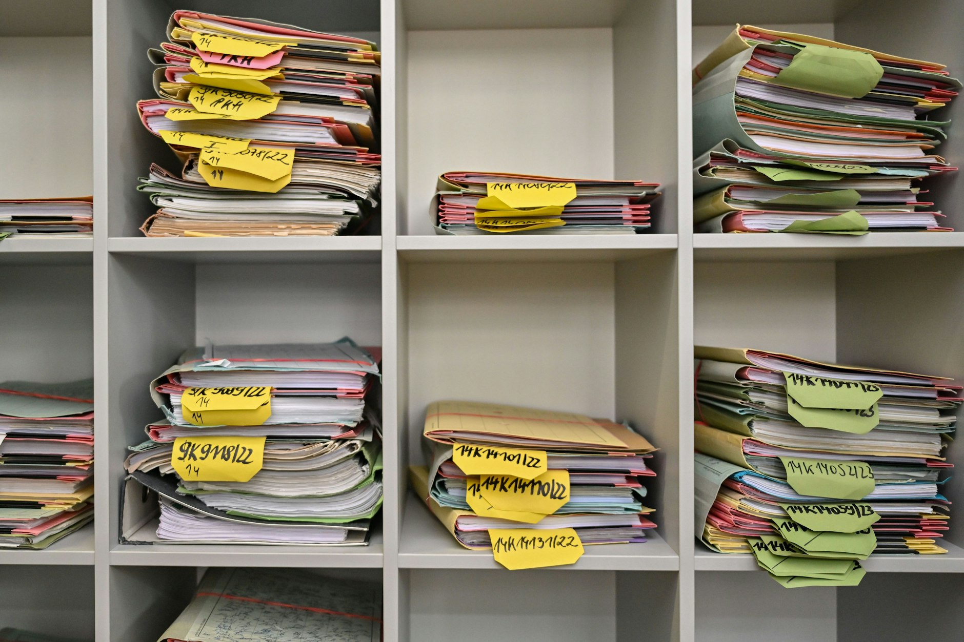 Mehrere Stapel mit Akten liegen am Finanzgericht Berlin-Brandenburg.