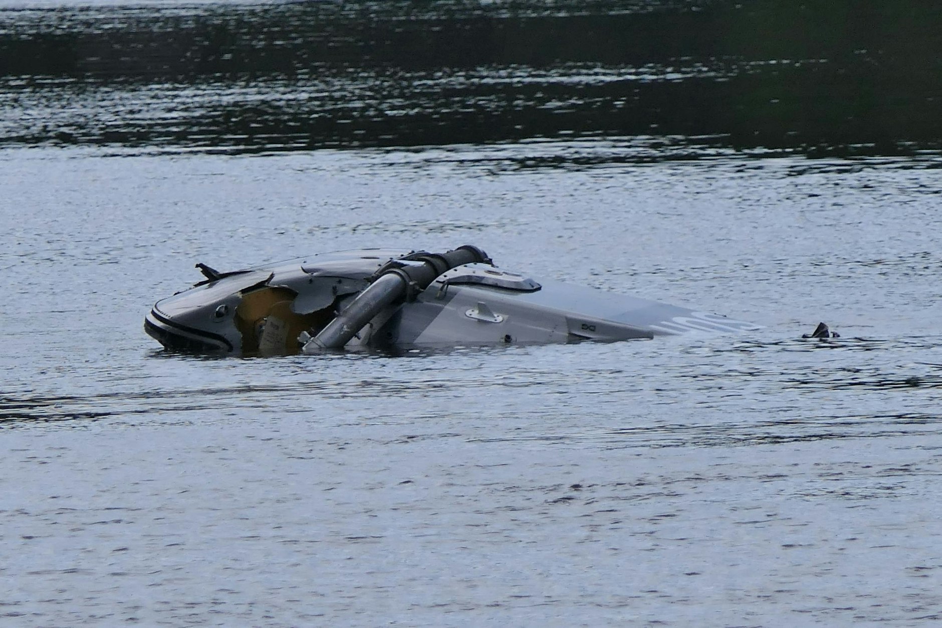 Ein Helikopter ist in der Nähe von Grimma in Sachsen in einen Fluss gestürzt.