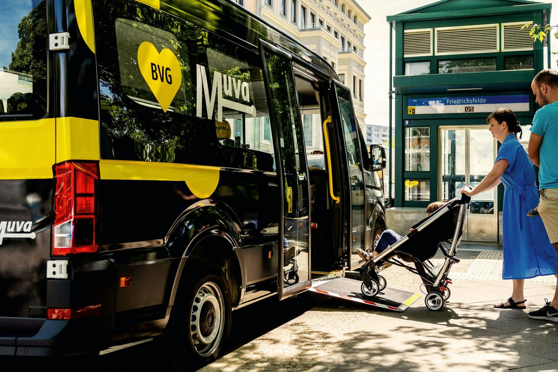 Viel angenehmer als ein voller Bus: BVG Muva bringt auch Eltern mit Kinderwagen ans Ziel – zum BVG-Tarif auf Strecken zwischen Bahnhöfen und Bushaltestellen auf maximal fünf Kilometern.