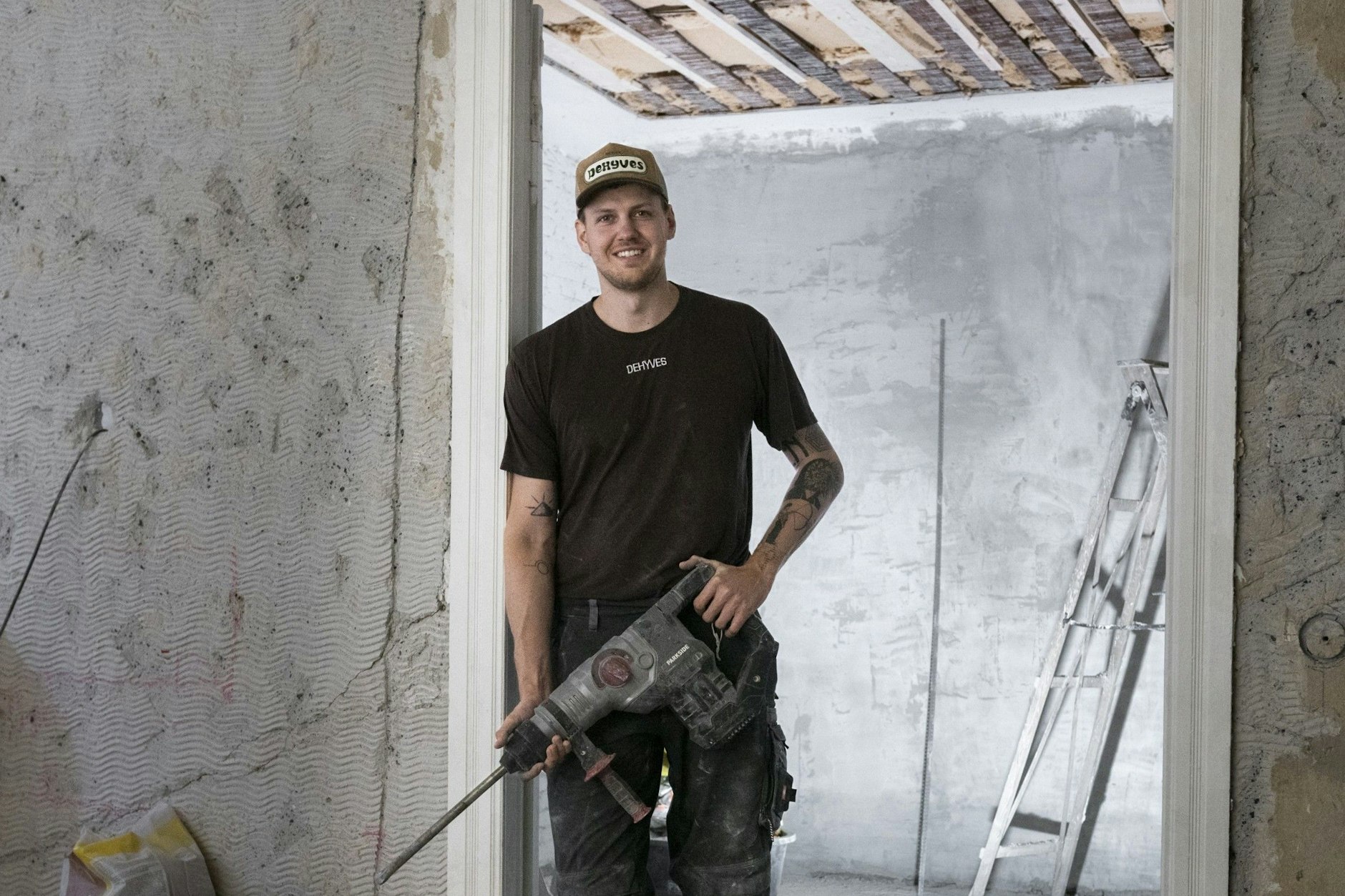 Kai Baum in seiner neuen Wohnung in Charlottenburg. Seit vier Monaten saniert der Berliner hier in Eigenregie. Gemacht habe er das noch nie.
