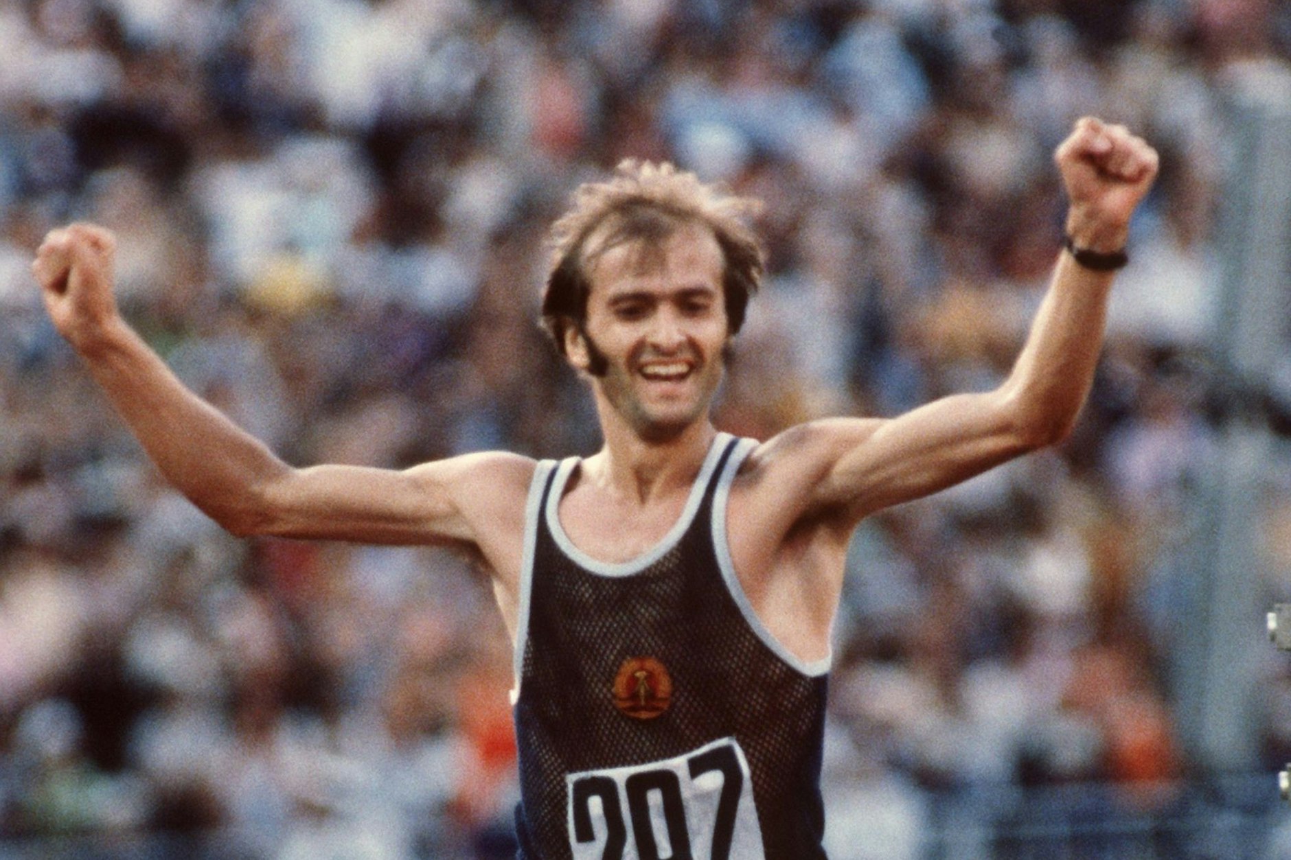 Der Deutsche Waldemar Cierpinski läuft am 1. August 1980 nach einer taktischen Meisterleistung als erster der Marathonläufer im Moskauer Leninstadion ein und gewinnt die Goldmedaille bei den Olympischen Sommerspielen.